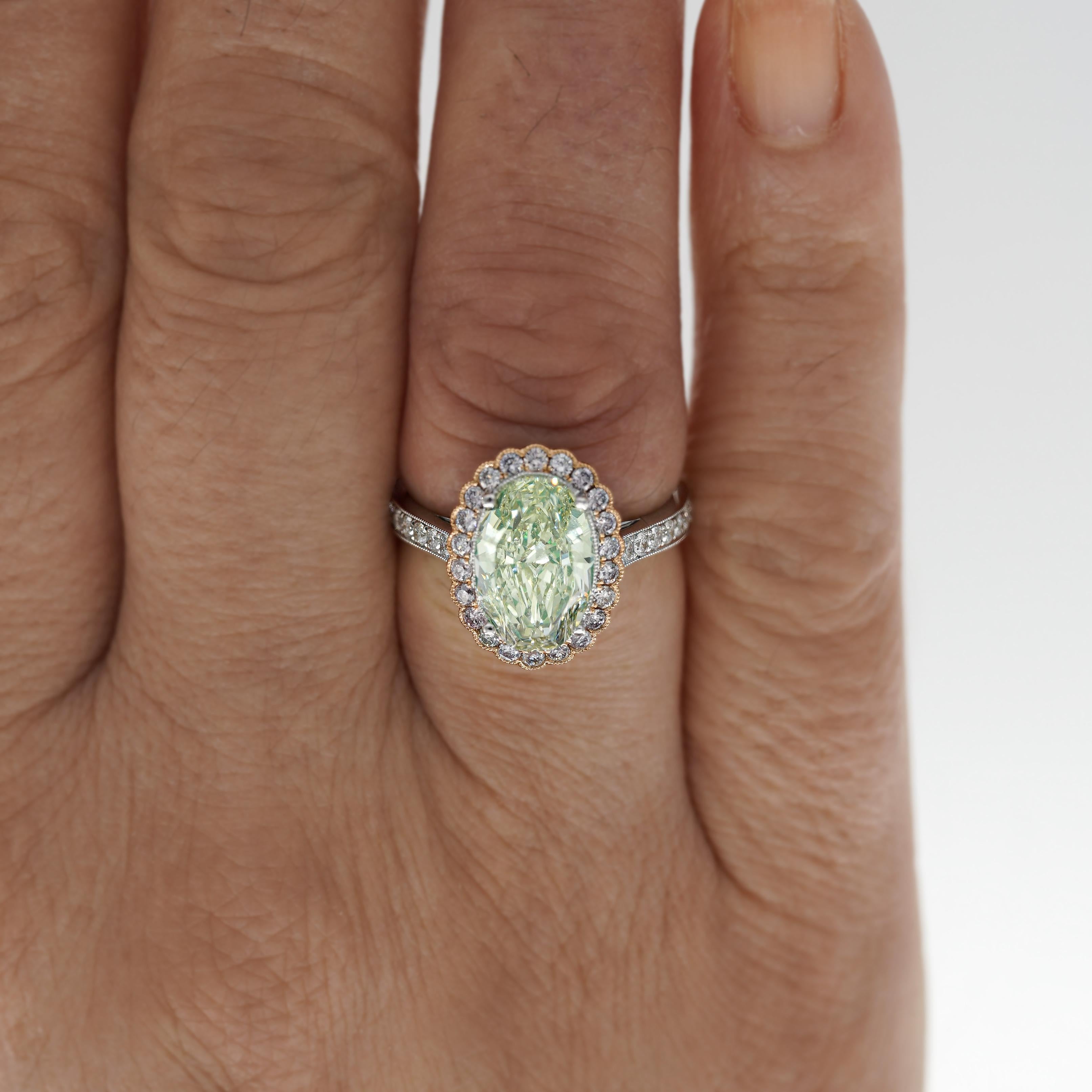 GIA Anillo de oro de 18 quilates con halo de diamante ovalado verde-amarillo fantasía de 3,3 quilates en venta 1