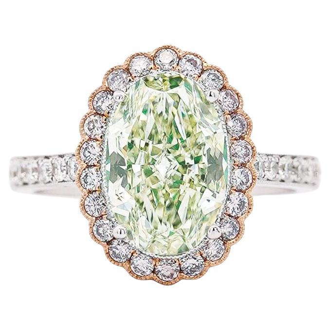 GIA Anillo de oro de 18 quilates con halo de diamante ovalado verde-amarillo fantasía de 3,3 quilates en venta