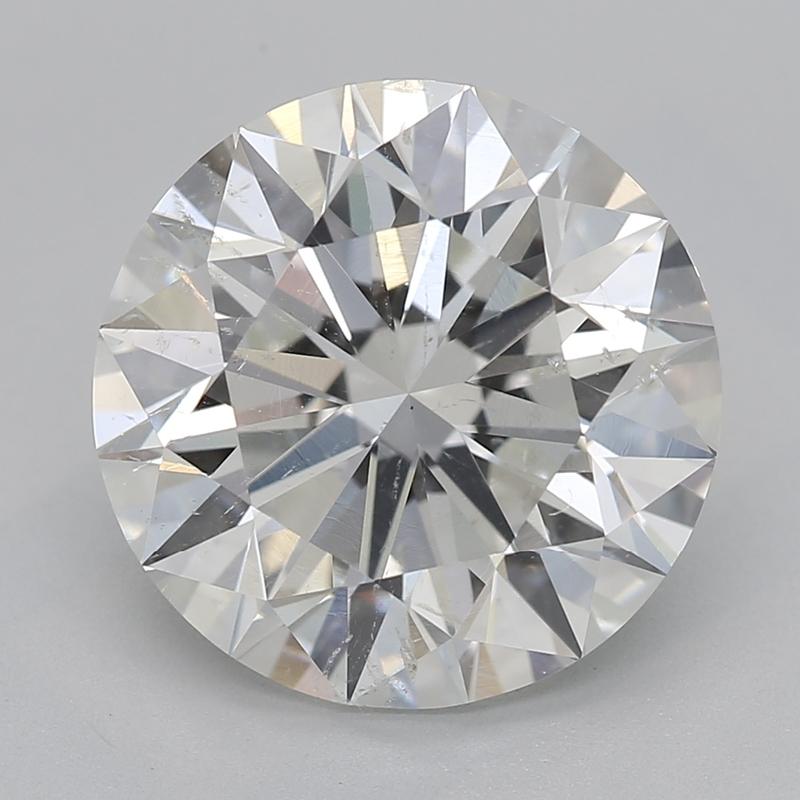 Scopri un affascinante anello di diamanti con una pietra centrale rotonda mozzafiato del peso di 3,34 con una splendida H e SI2. L'eccezionale maestria artigianale è evidente nella sua splendida fascia a 
