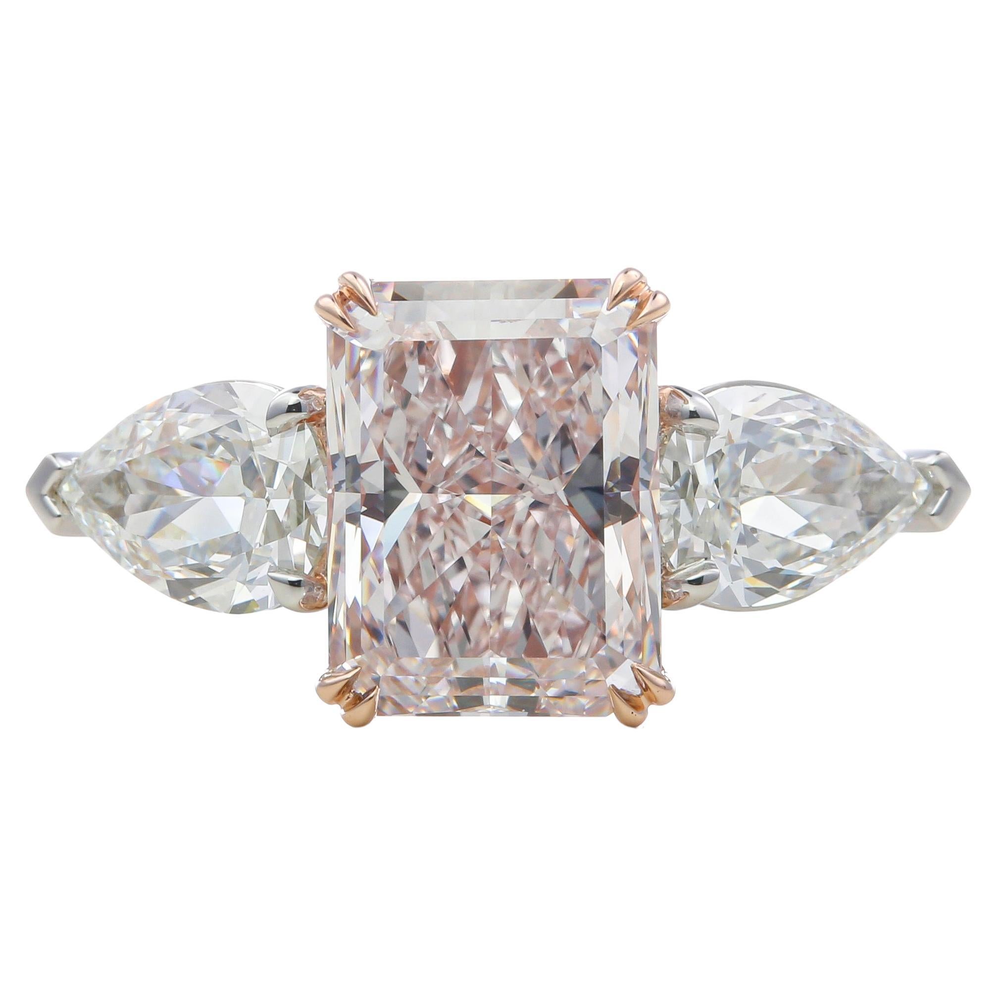 GIA 3,37 Karat Light Pink IF Radiant Diamantring mit Birnenseitensteinen im Angebot