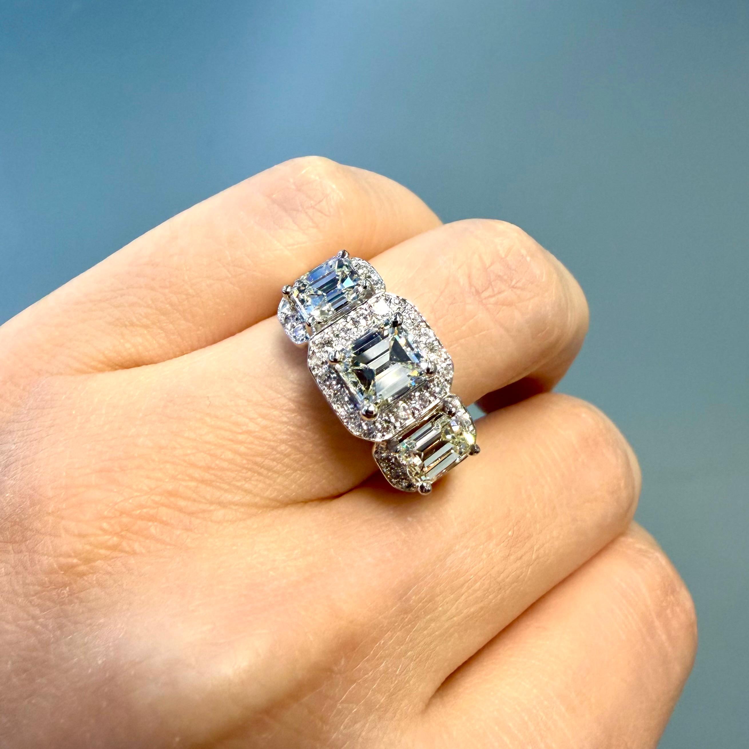 Bague de fiançailles 14 carats avec 3 pierres et diamants émeraudes de 3,38 carats certifiés GIA en vente 6