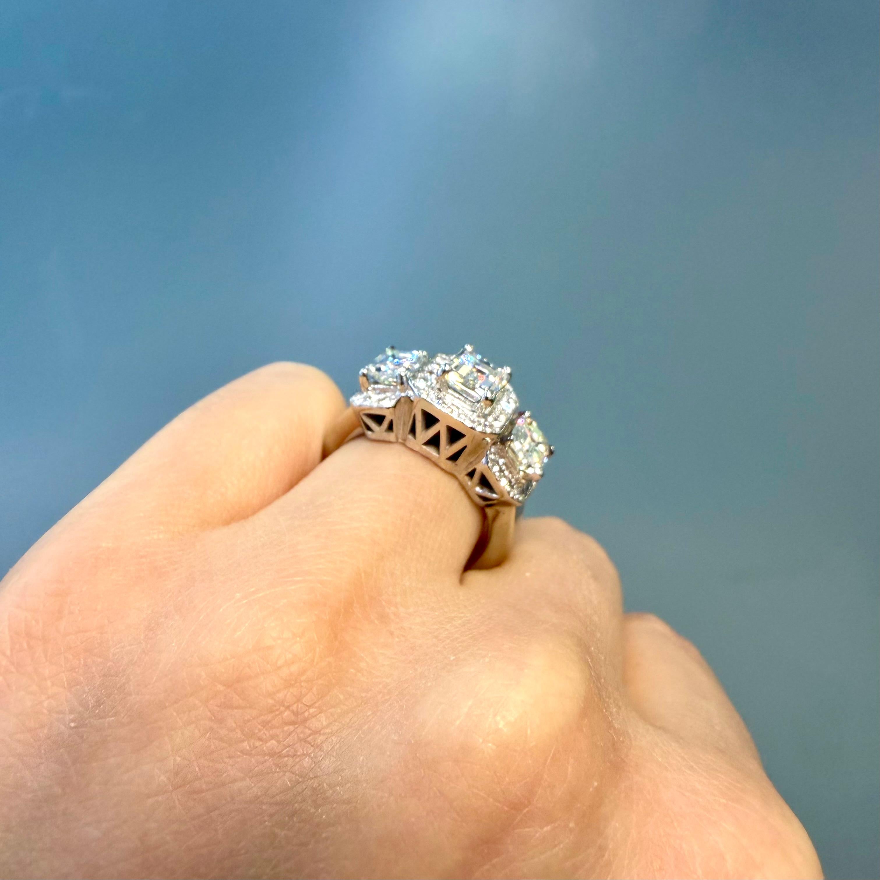 Bague de fiançailles 14 carats avec 3 pierres et diamants émeraudes de 3,38 carats certifiés GIA en vente 7