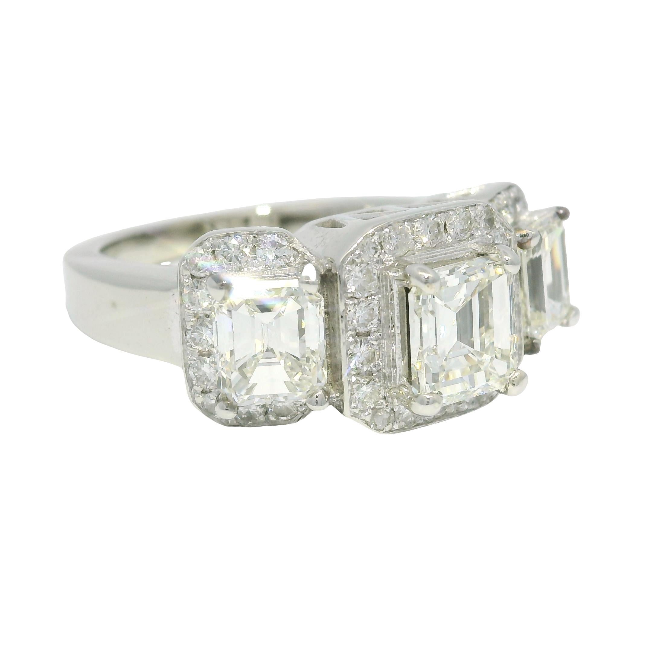 Bague de fiançailles 14 carats avec 3 pierres et diamants émeraudes de 3,38 carats certifiés GIA Pour femmes en vente