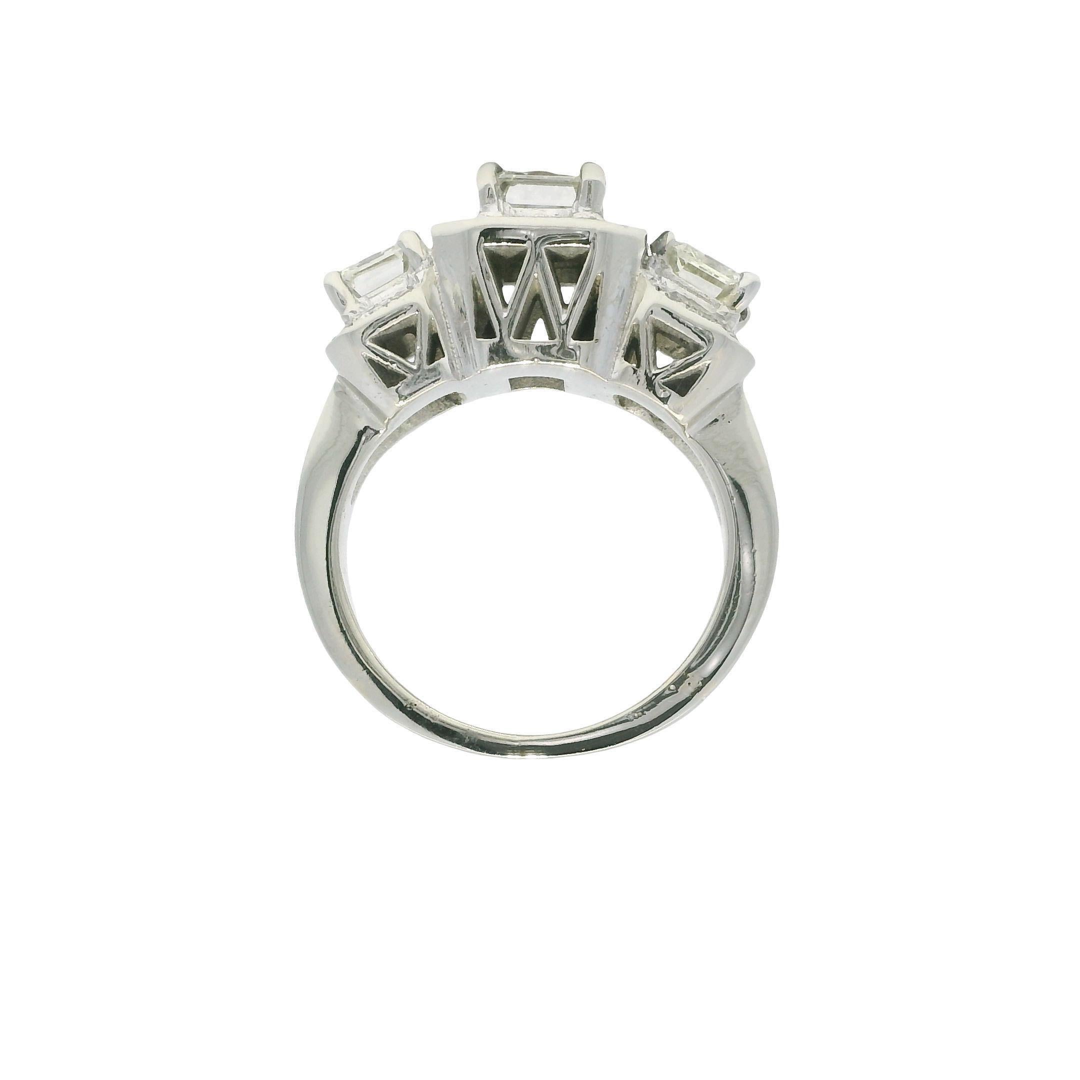 Bague de fiançailles 14 carats avec 3 pierres et diamants émeraudes de 3,38 carats certifiés GIA en vente 5