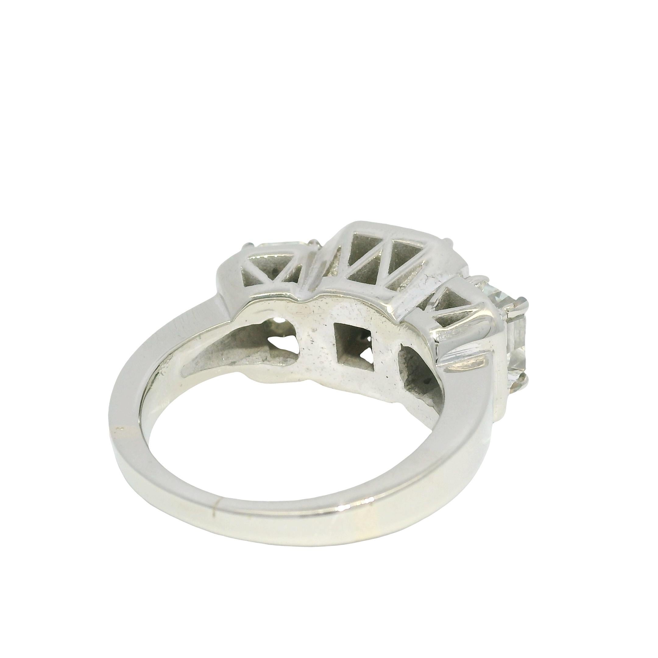 Bague de fiançailles 14 carats avec 3 pierres et diamants émeraudes de 3,38 carats certifiés GIA en vente 1