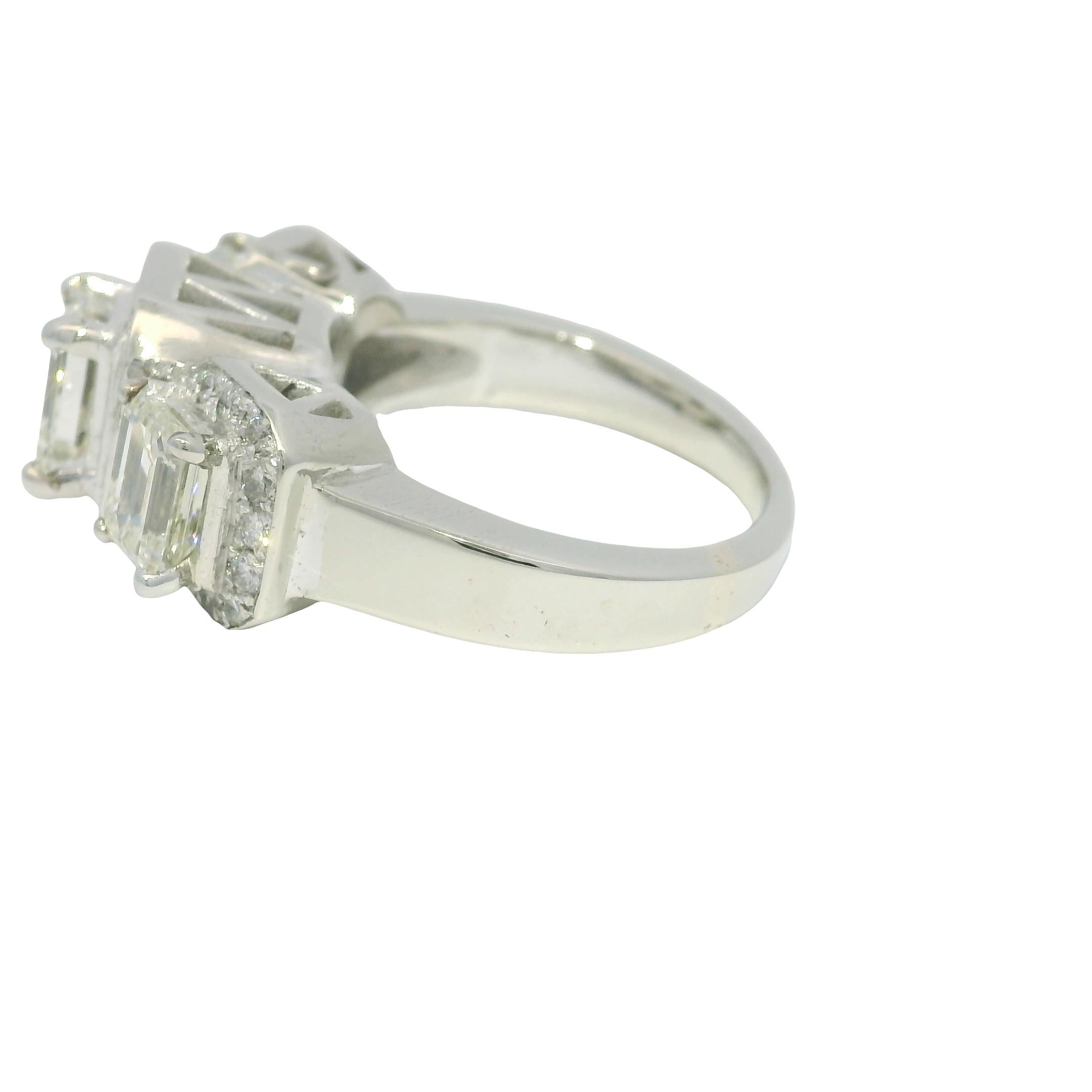 Bague de fiançailles 14 carats avec 3 pierres et diamants émeraudes de 3,38 carats certifiés GIA en vente 3