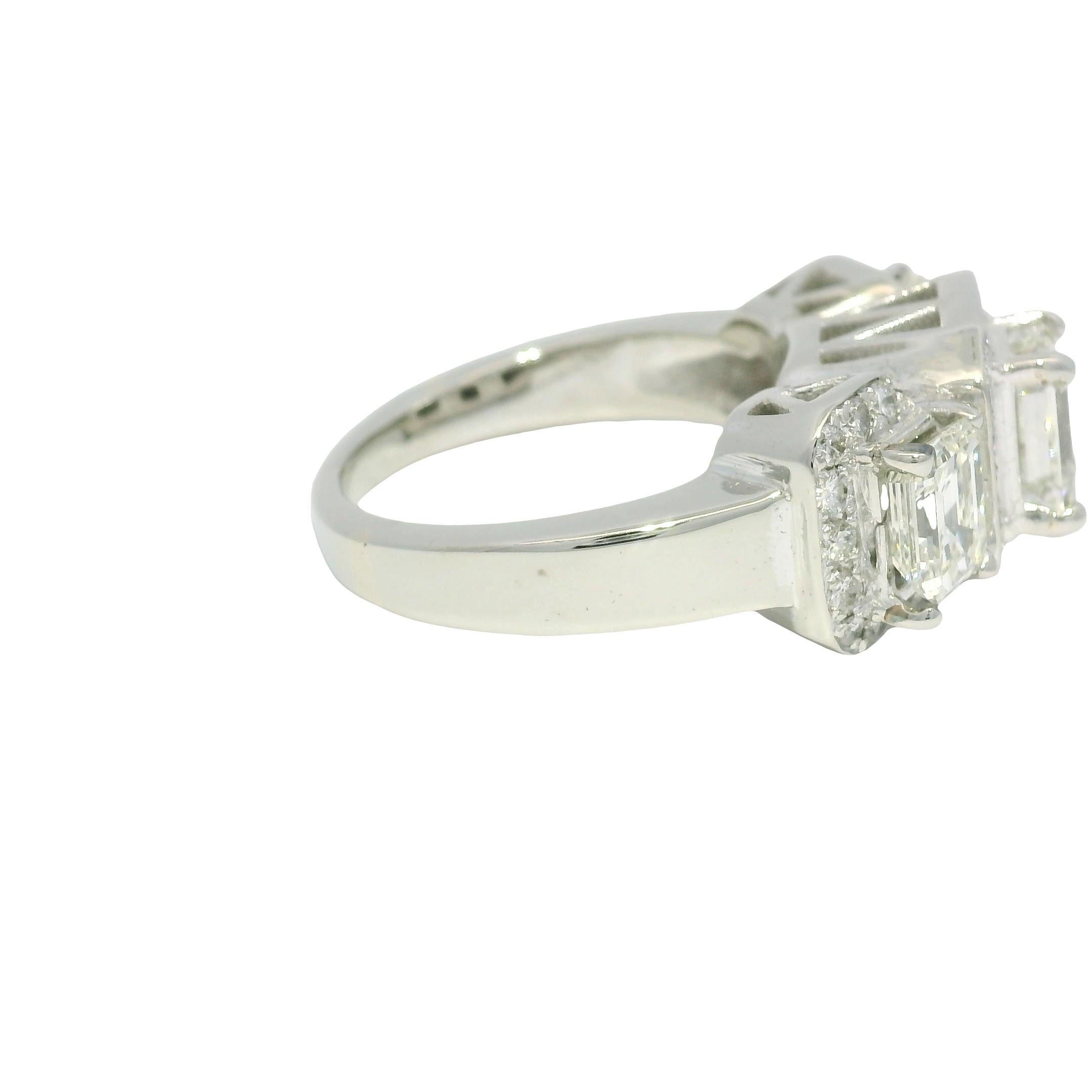 Bague de fiançailles 14 carats avec 3 pierres et diamants émeraudes de 3,38 carats certifiés GIA en vente 4