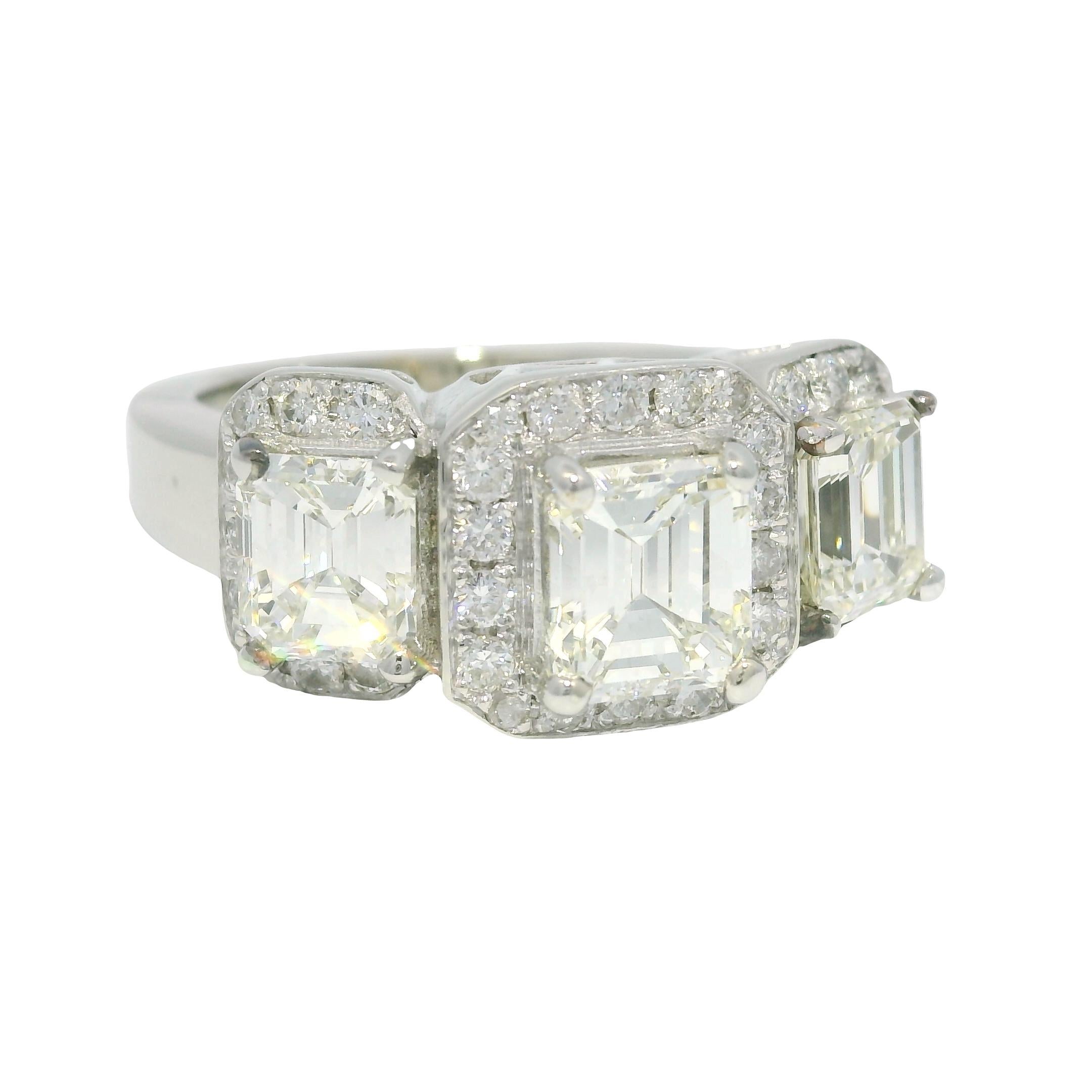 Moderne Bague de fiançailles 14 carats avec 3 pierres et diamants émeraudes de 3,38 carats certifiés GIA en vente