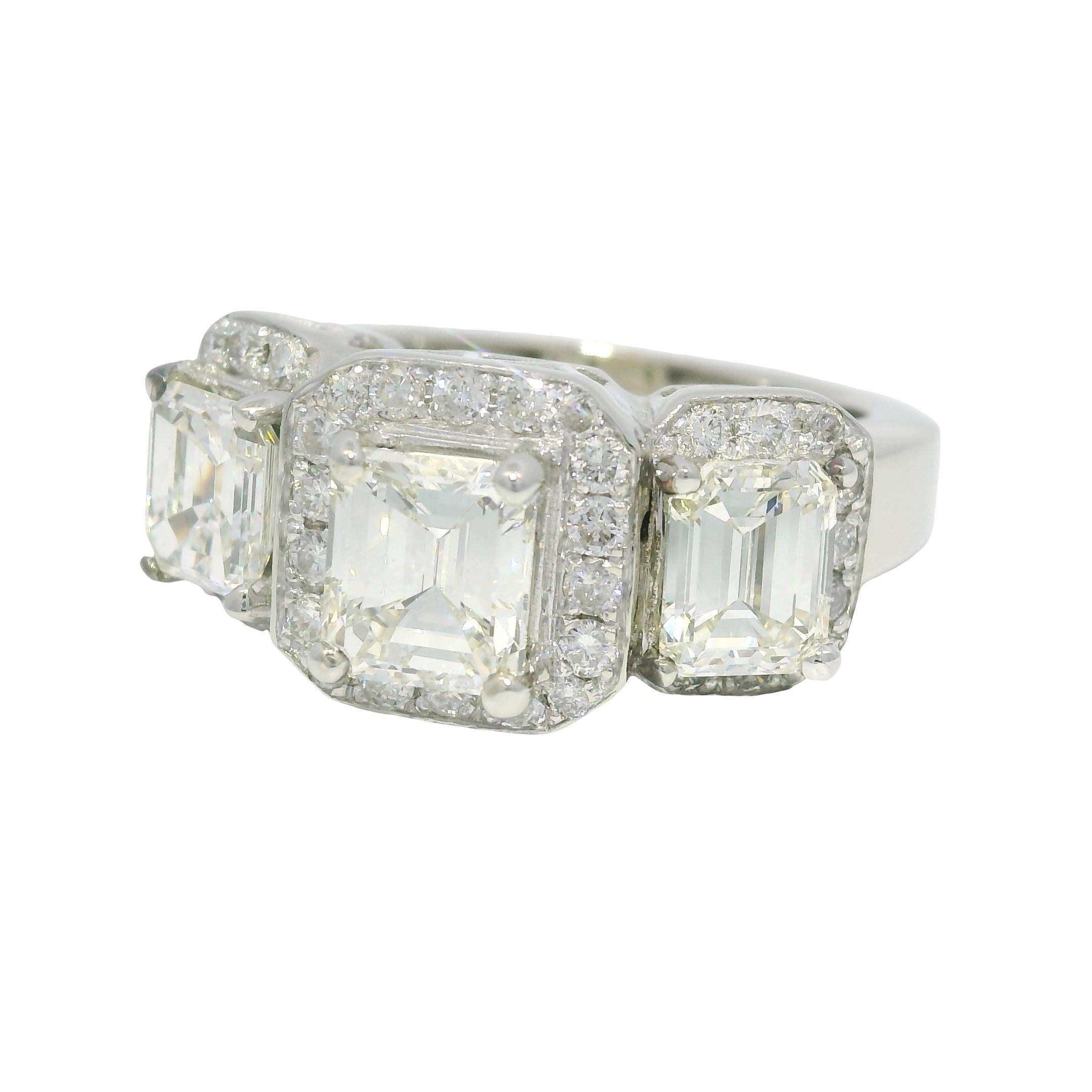 Taille émeraude Bague de fiançailles 14 carats avec 3 pierres et diamants émeraudes de 3,38 carats certifiés GIA en vente