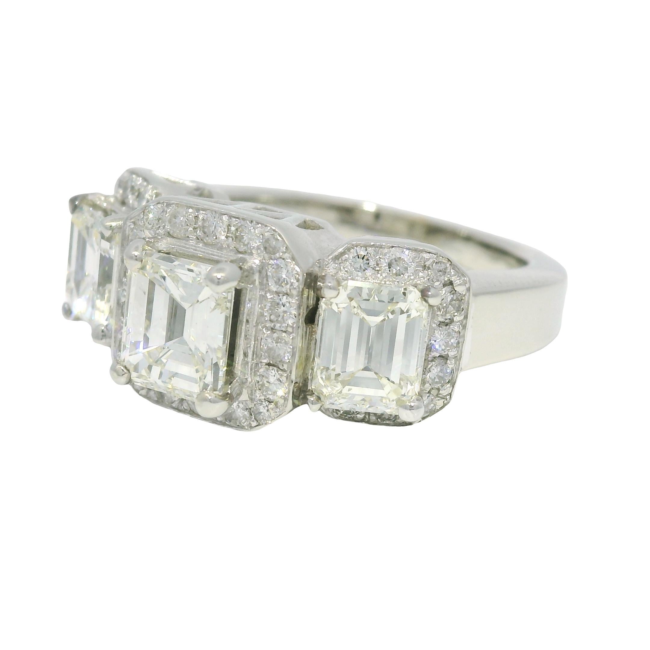 Bague de fiançailles 14 carats avec 3 pierres et diamants émeraudes de 3,38 carats certifiés GIA Excellent état - En vente à Boca Raton, FL