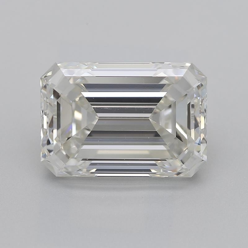 Dieser Diamantring strahlt raffinierte Eleganz und zeitlose Anziehungskraft aus und ist ein Glanzstück für jede anspruchsvolle Schmucksammlung. Sein Herzstück ist ein atemberaubender Smaragddiamant mit einem Gewicht von 3,50, der mit I und VS1