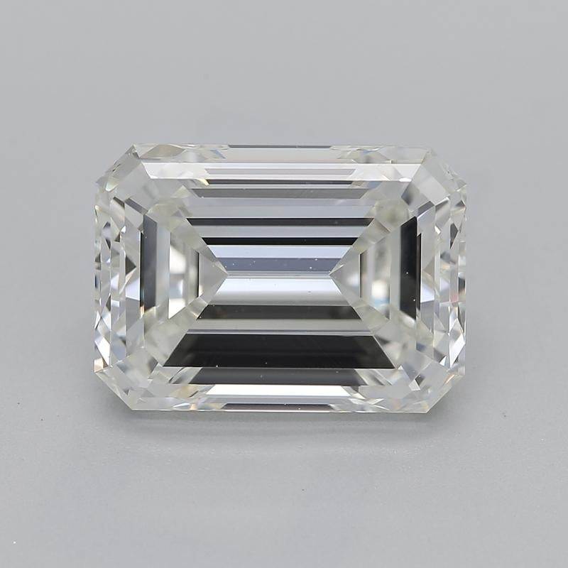Un anello di diamanti dal design elegante che emana un fascino vintage e una raffinatezza moderna. Realizzato in oro giallo, questo anello presenta una splendida pietra centrale con un taglio a smeraldo mozzafiato. Con un peso di ben 3,50, il