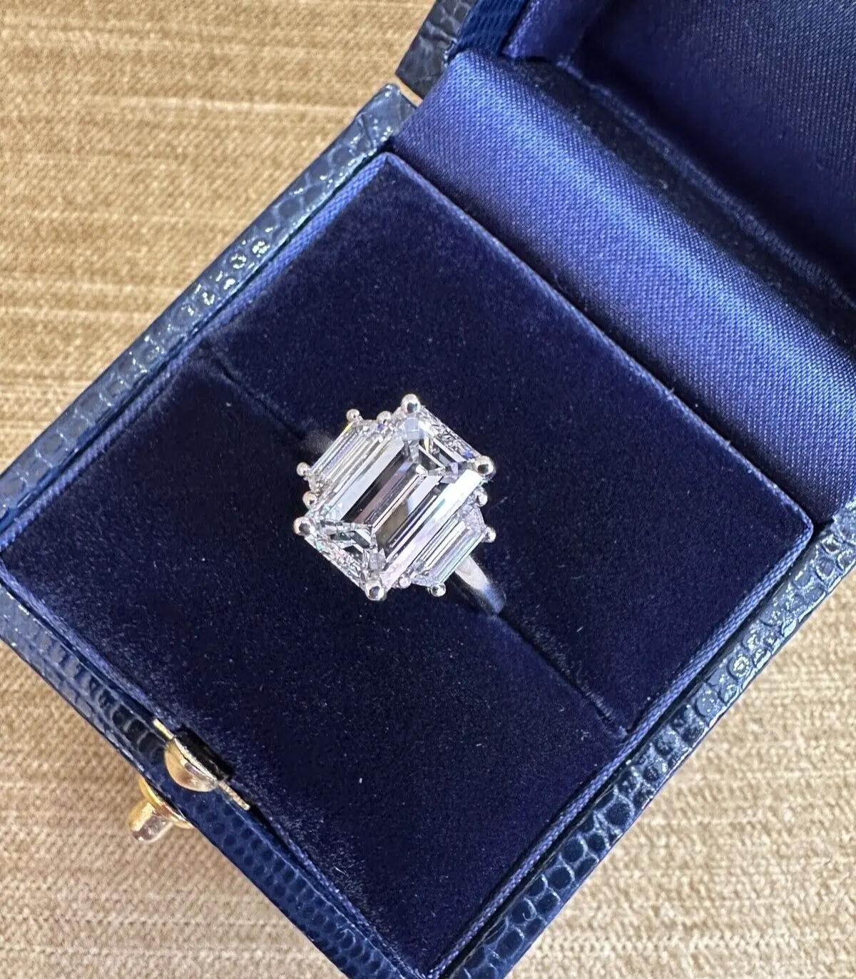 GIA zertifiziert 3,53 cts Smaragdschliff Diamant Drei Stein Ring in Platin

GIA Certified Emerald cut Diamond Three Stone Ring verfügt über ein Zentrum Emerald cut Diamond mit einem Gewicht von 3,53 Karat von 2 trapezförmigen Diamanten akzentuiert,