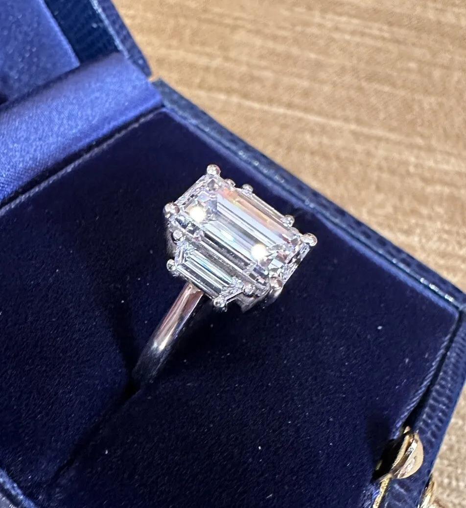 GIA 3,53 Karat H-VS1 Smaragdschliff Diamantring mit drei Steinen aus Platin im Zustand „Hervorragend“ im Angebot in La Jolla, CA