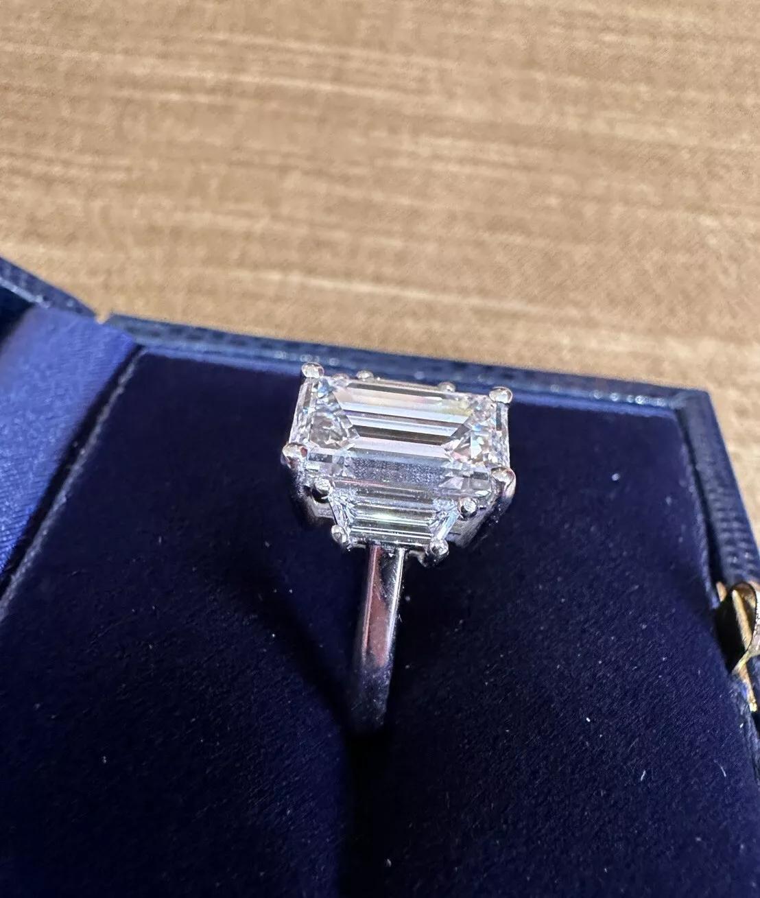 GIA 3,53 Karat H-VS1 Smaragdschliff Diamantring mit drei Steinen aus Platin Damen im Angebot