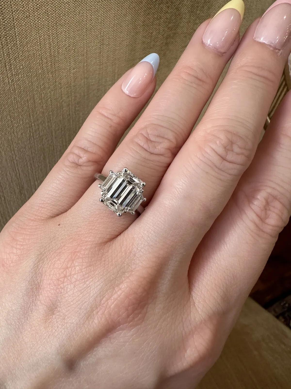 GIA 3,53 Karat H-VS1 Smaragdschliff Diamantring mit drei Steinen aus Platin im Angebot 1