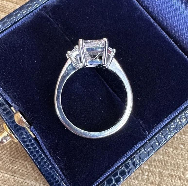 GIA 3,53 Karat H-VS1 Smaragdschliff Diamantring mit drei Steinen aus Platin im Angebot 2