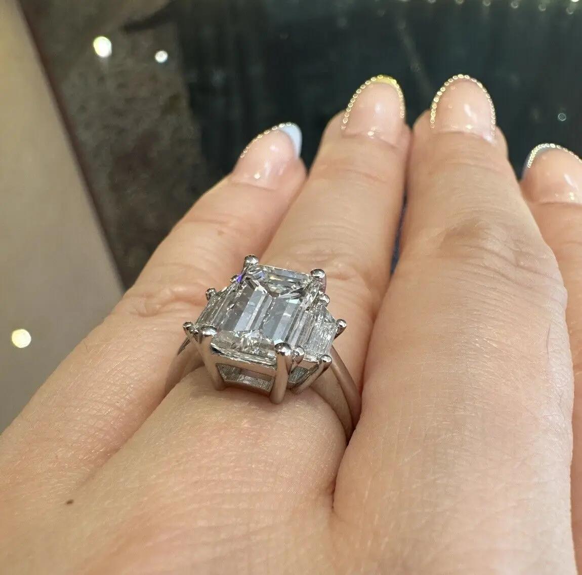 GIA 3,53 Karat H-VS1 Smaragdschliff Diamantring mit drei Steinen aus Platin im Angebot 3