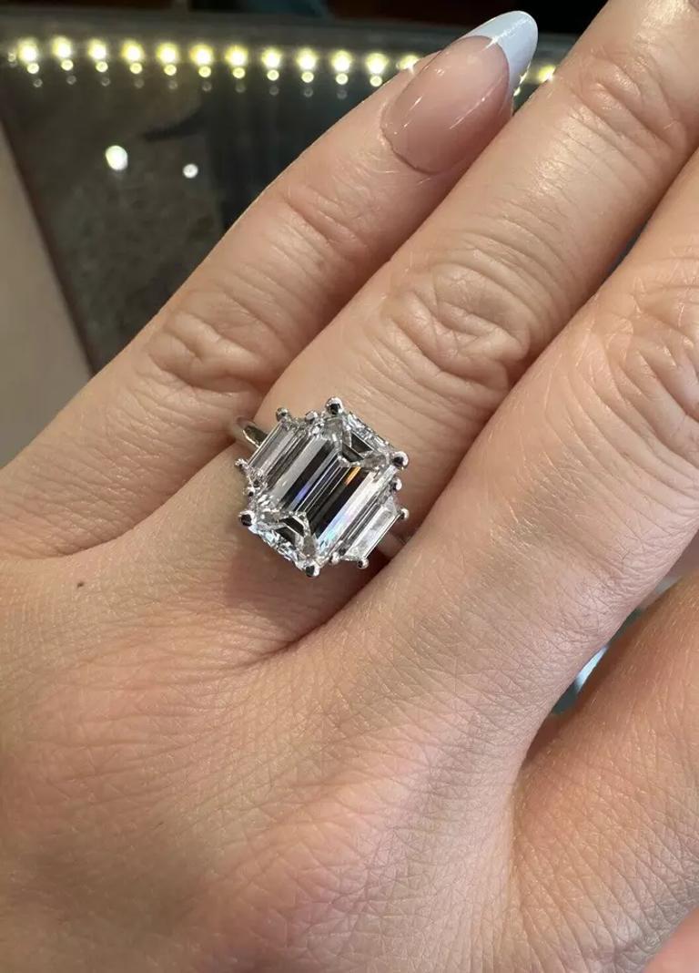 GIA 3,53 Karat H-VS1 Smaragdschliff Diamantring mit drei Steinen aus Platin im Angebot 5