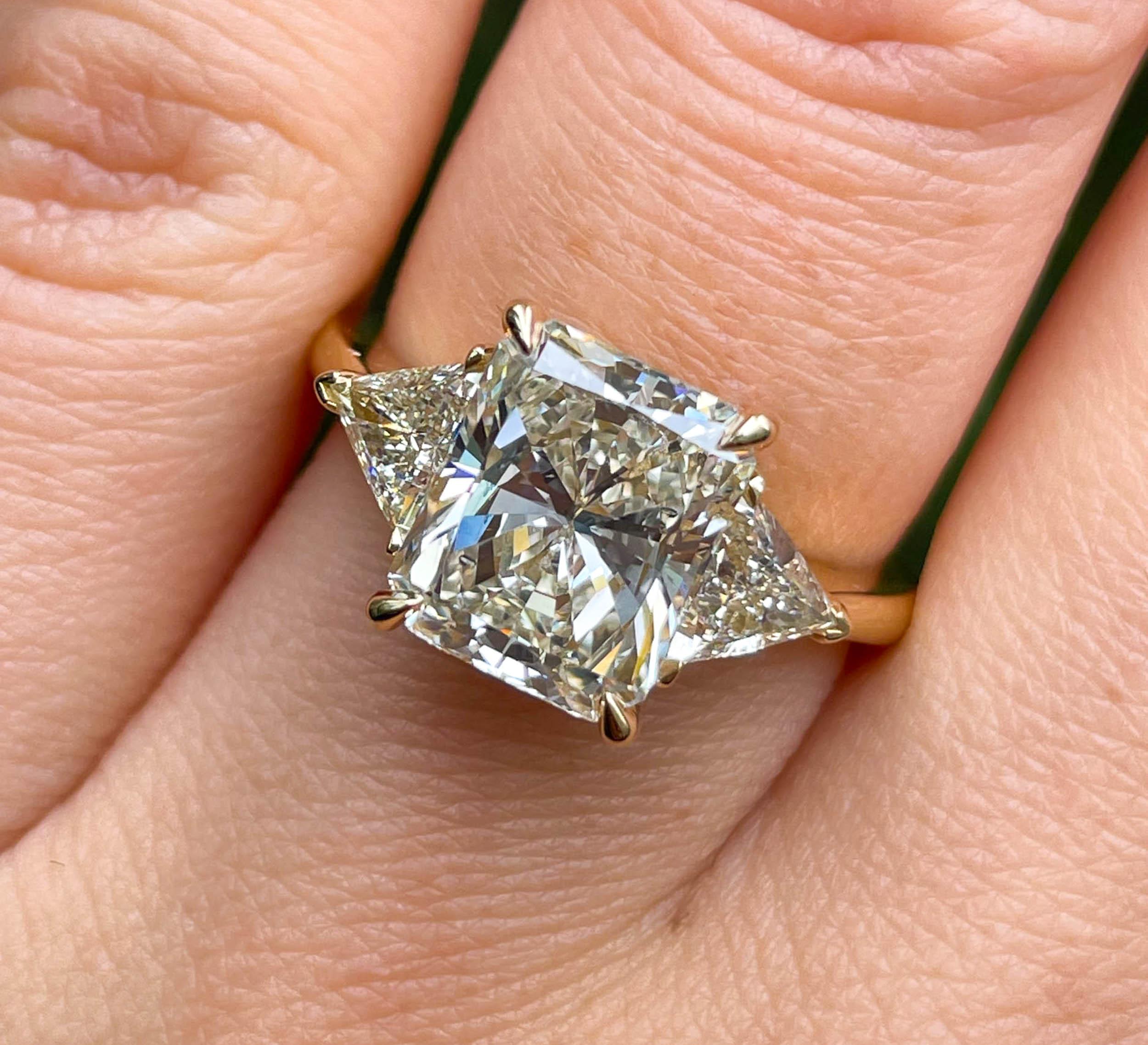 Eine atemberaubende Estate HANDMADE 18k Gelbgold (gestempelt) Radiant Diamond Drei-Stein-Verlobungsring enthält GIA zertifiziert 3,02ct Radiant geschnitten Zentrum Diamant in M Farbe und SI2 Klarheit; mit Messungen von 9,14x7,49x5,24mm. GIA-Bericht
