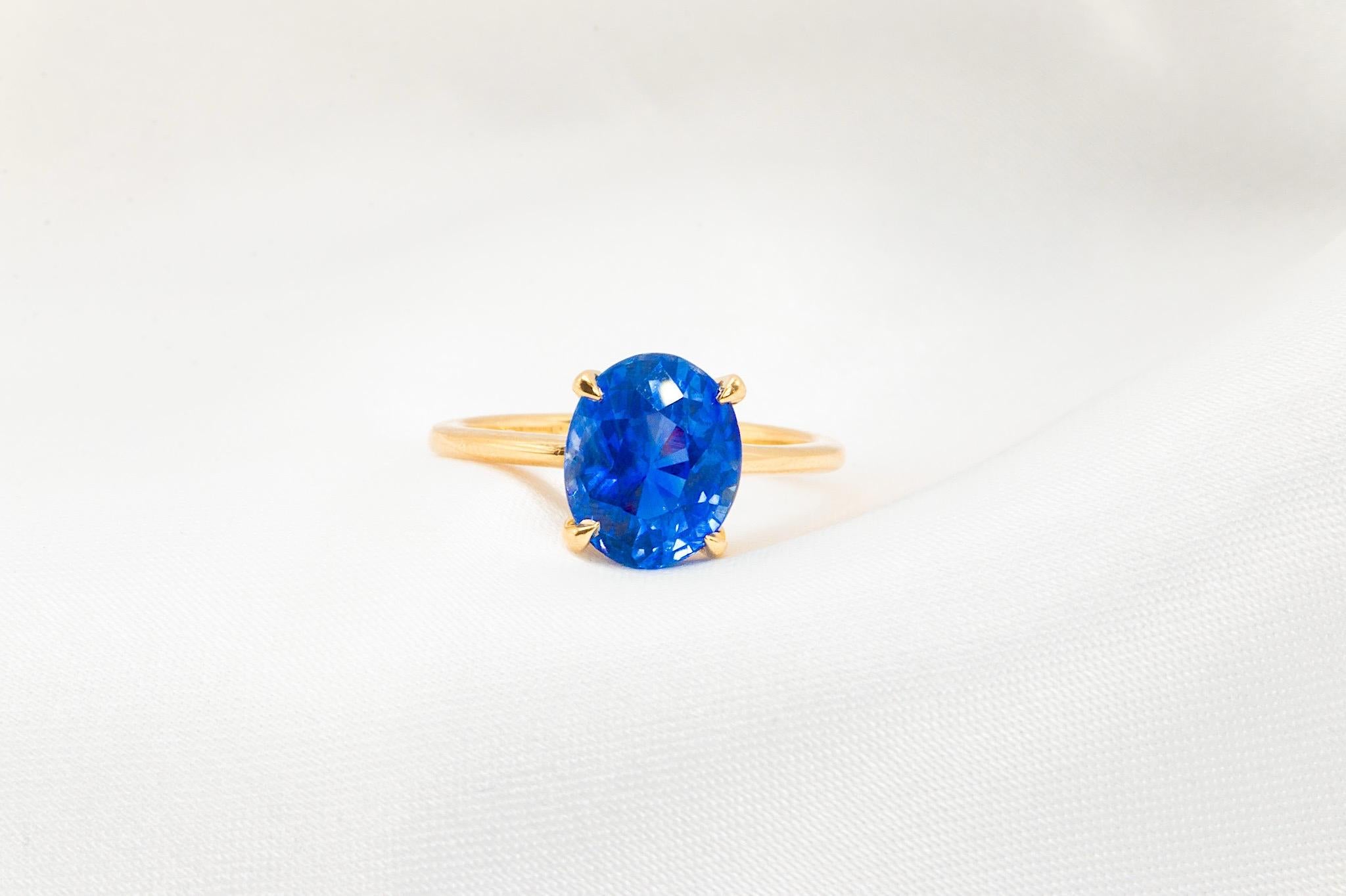 Ce magnifique saphir bleu ovale du Sri Lanka, pesant 3,61 carats, repose dans une élégante monture panier à 4 branches sur une bague solitaire faite à la main. Le saphir, qui mesure 9,55 × 7,79 × 6,06 mm, est accompagné de son certificat GIA (#