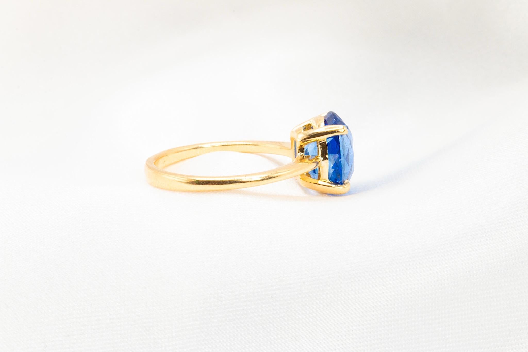 Taille ovale Bague en or jaune 18 carats avec saphir ovale bleu naturel du Sri Lanka de 3,61 carats certifié GIA en vente