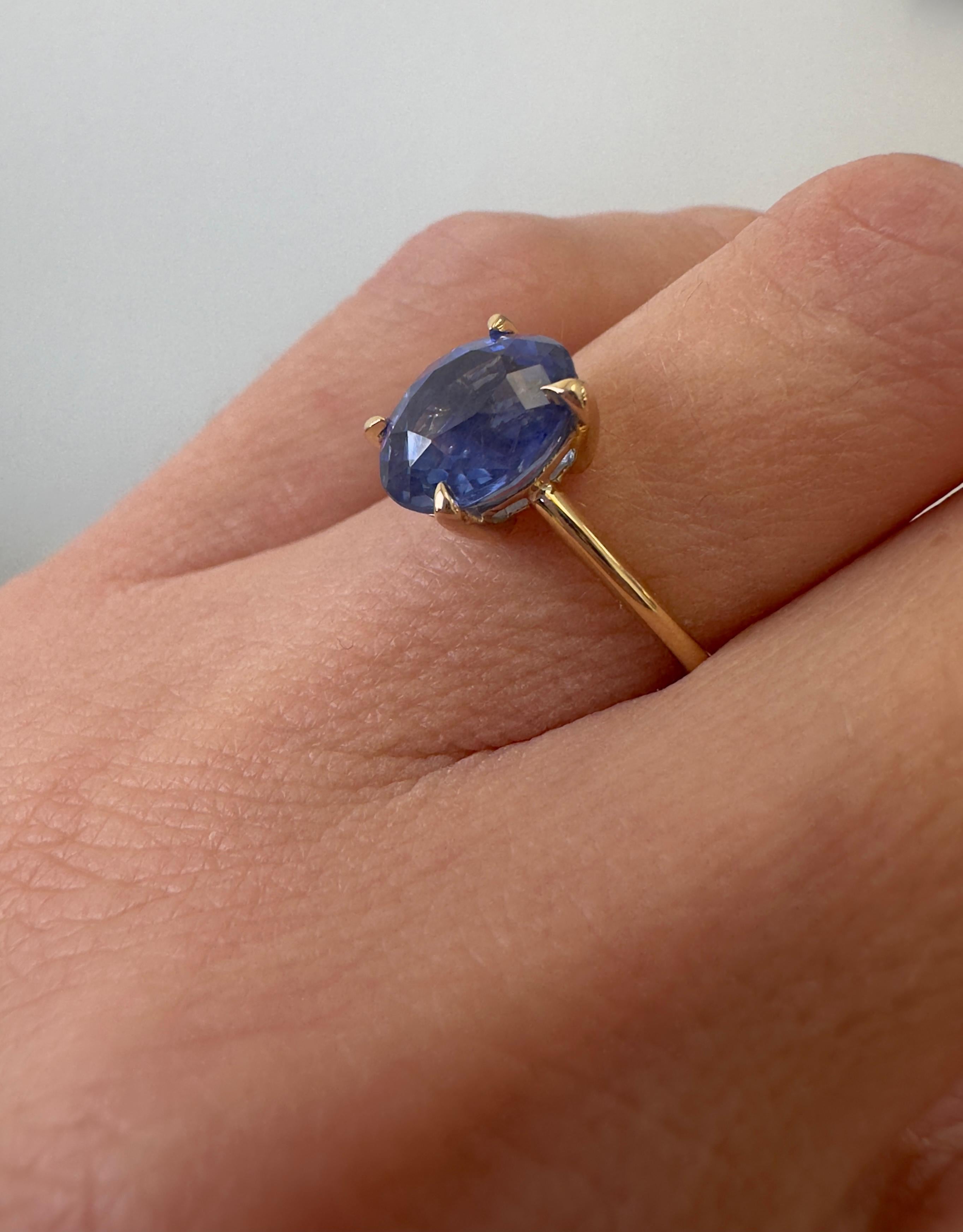 Bague en or jaune 18 carats avec saphir ovale bleu naturel du Sri Lanka de 3,61 carats certifié GIA en vente 1