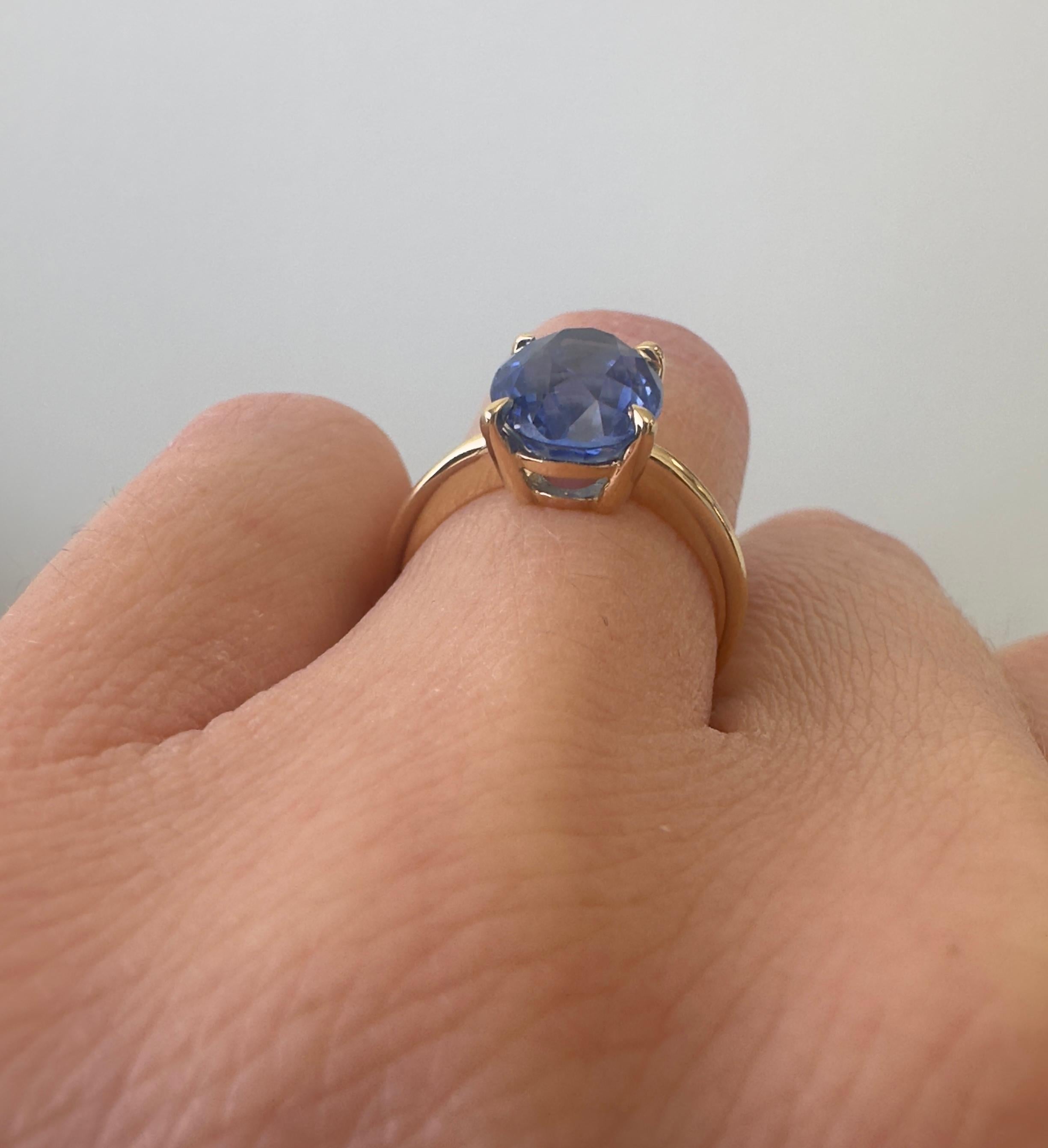 Bague en or jaune 18 carats avec saphir ovale bleu naturel du Sri Lanka de 3,61 carats certifié GIA en vente 2