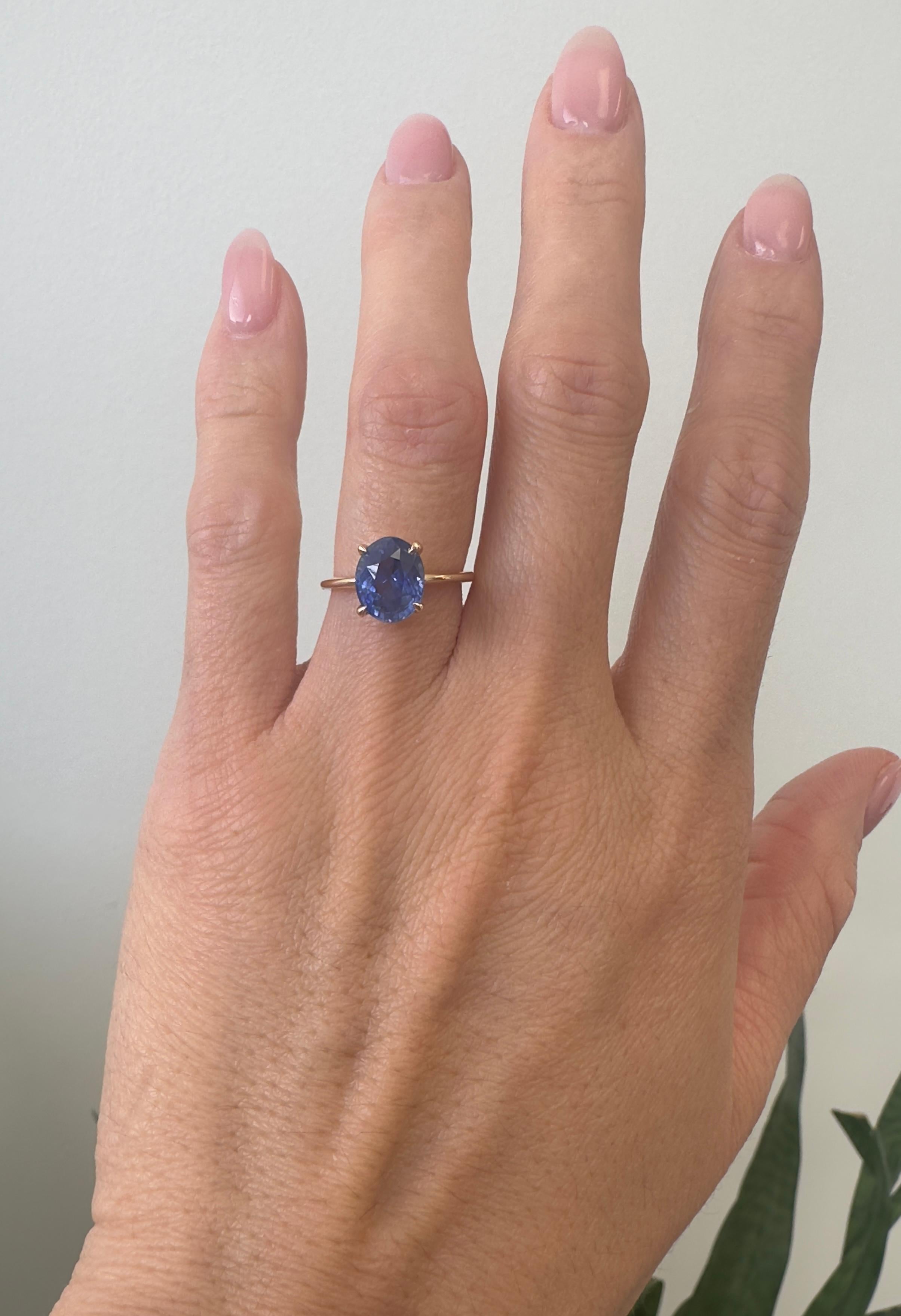 Bague en or jaune 18 carats avec saphir ovale bleu naturel du Sri Lanka de 3,61 carats certifié GIA en vente 3