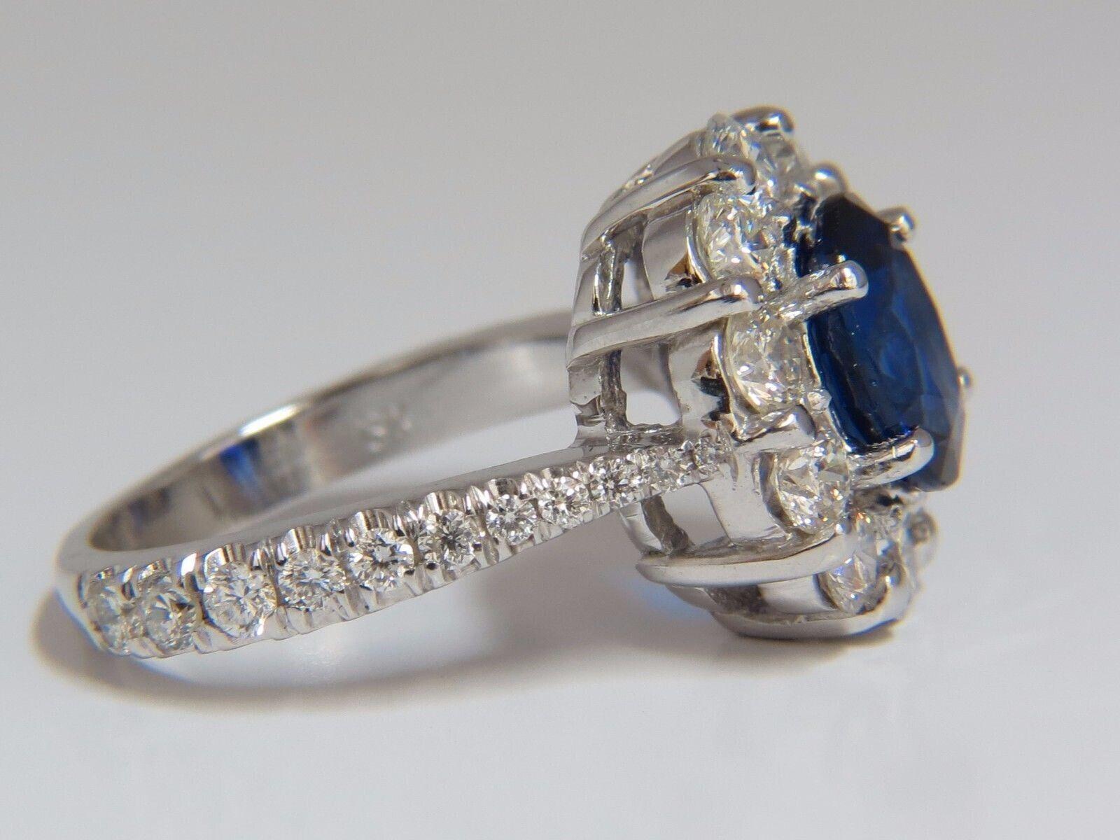 Taille ovale GIA 3.67CT Natural Vivid Royal Blue Diamonds Ring Cluster 18KT Gold en vente