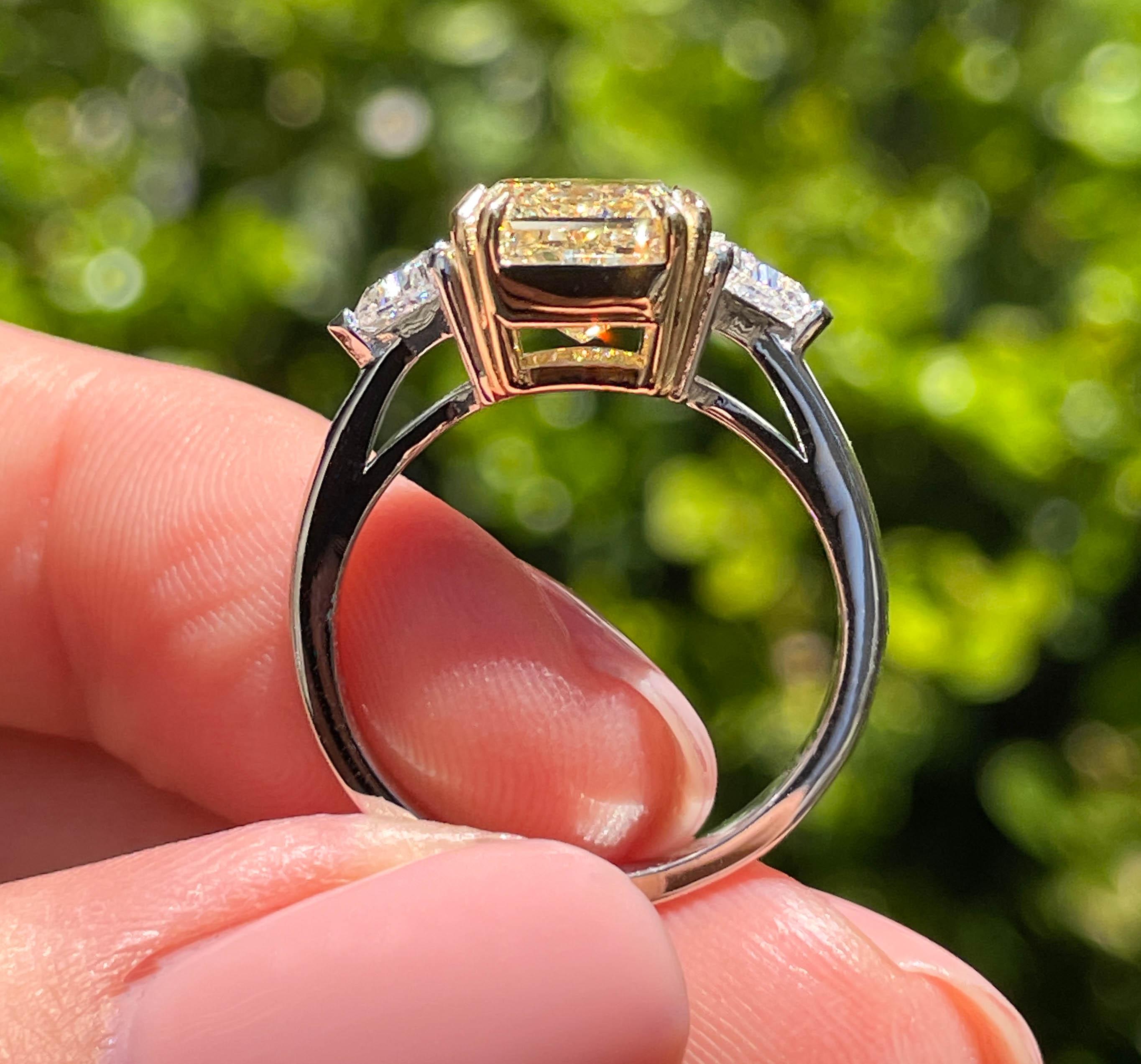 Platin-Verlobungsring, GIA 3,68 Karat Nachlass Fancy Gelber strahlender 3 Stein, Verlobungsring 13