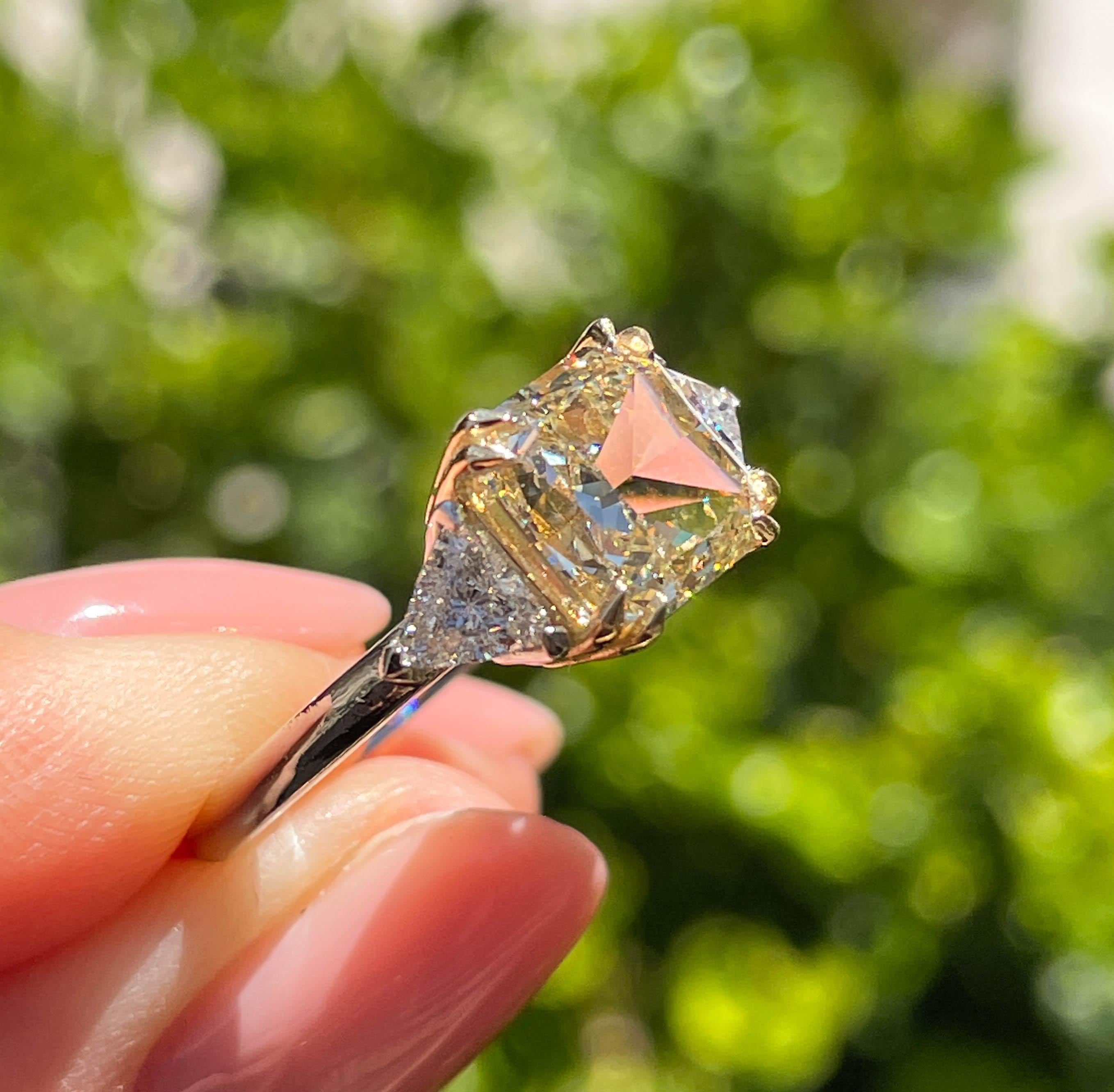 Platin-Verlobungsring, GIA 3,68 Karat Nachlass Fancy Gelber strahlender 3 Stein, Verlobungsring 14