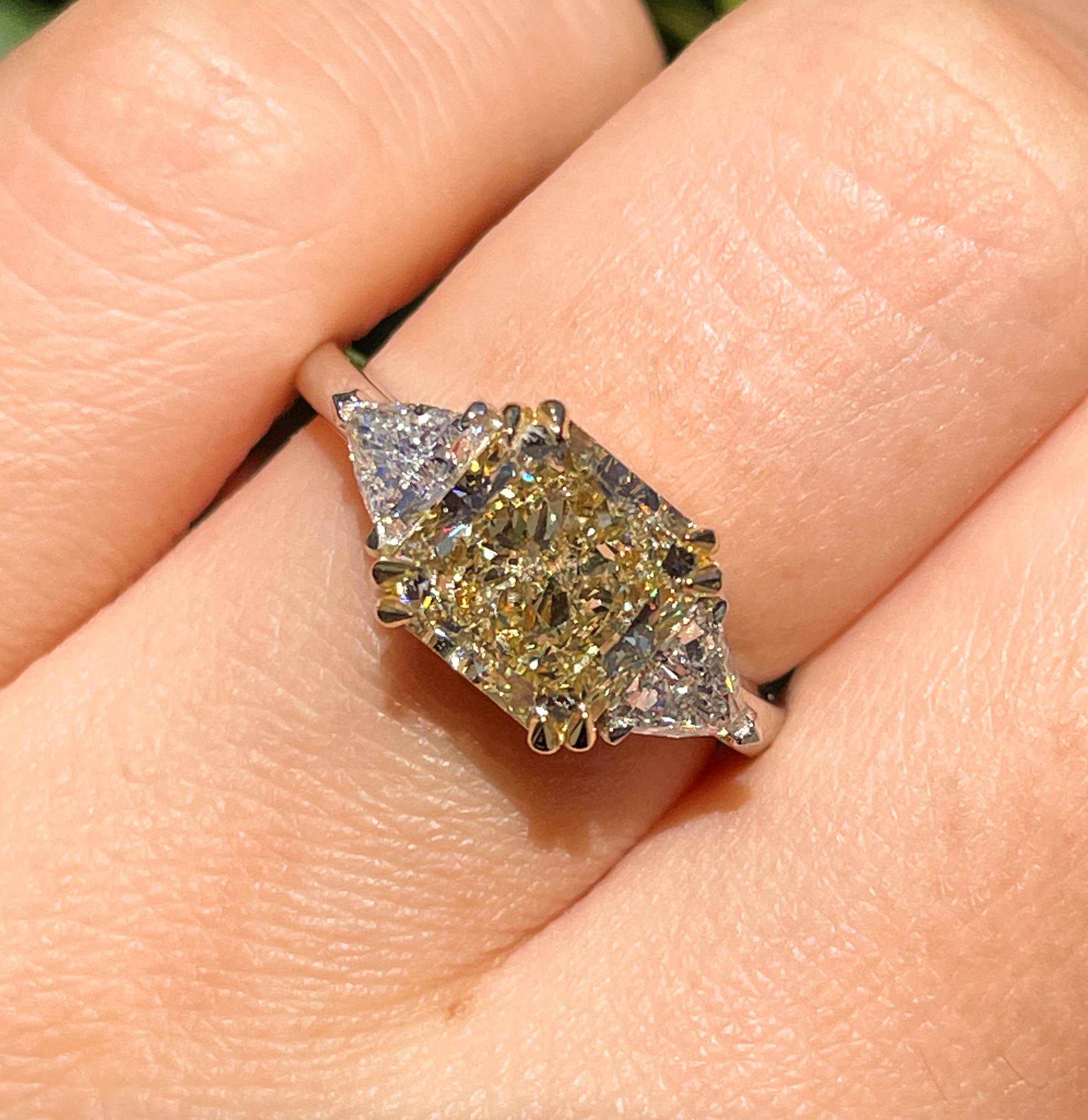 Dies ist eine atemberaubend sch�öne Estate Vintage Engagement Jahrestag 3 Stein Ring in Platin/18k Gelbgold (gestempelt). Der Diamant in der Mitte ist GIA-zertifiziert 3,06ct Radiant in NATURAL Fancy Brownish Yellow Farbe, SI2 Klarheit - Auge CLEAR.
