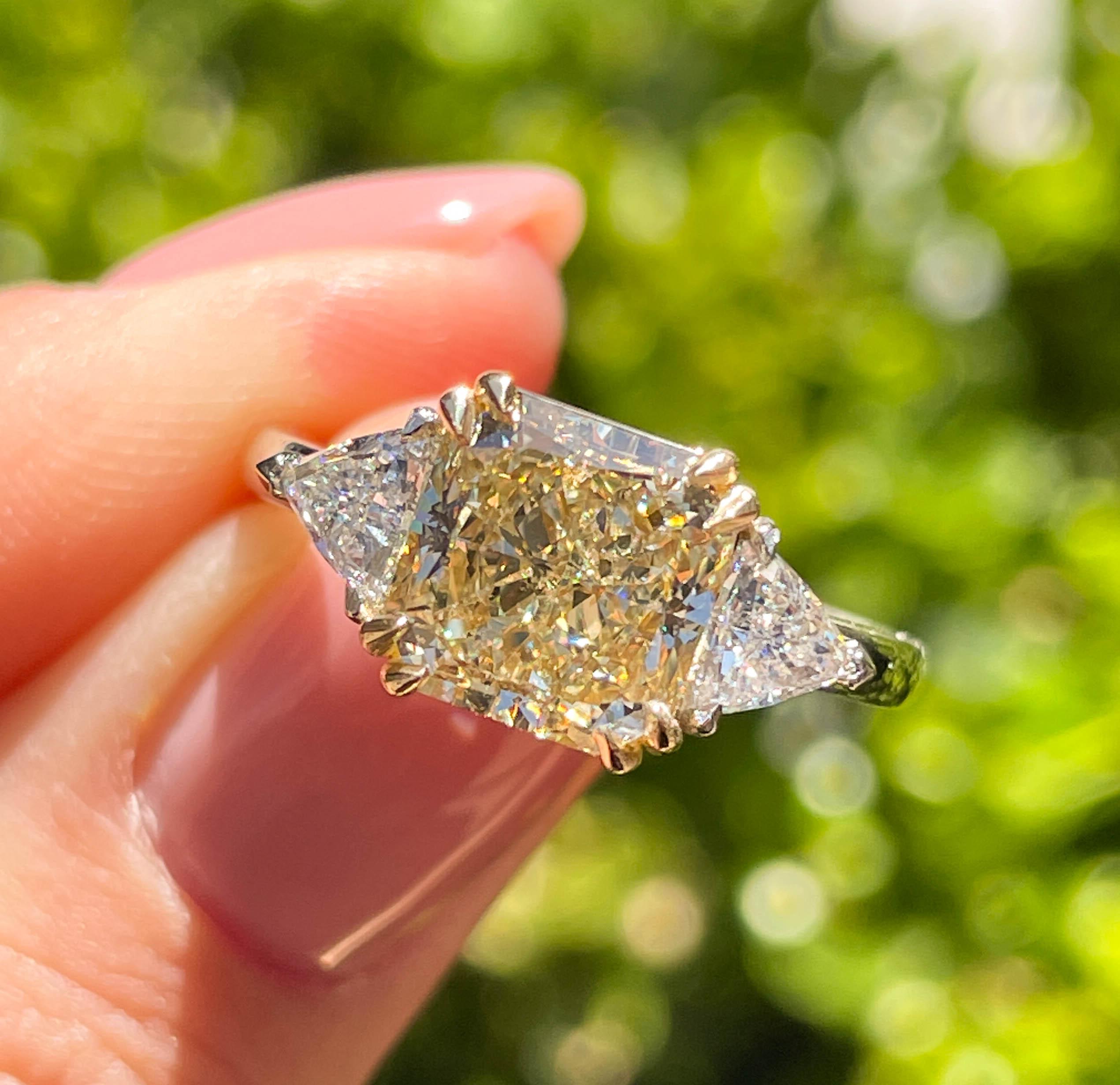 Platin-Verlobungsring, GIA 3,68 Karat Nachlass Fancy Gelber strahlender 3 Stein, Verlobungsring im Zustand „Gut“ in New York, NY