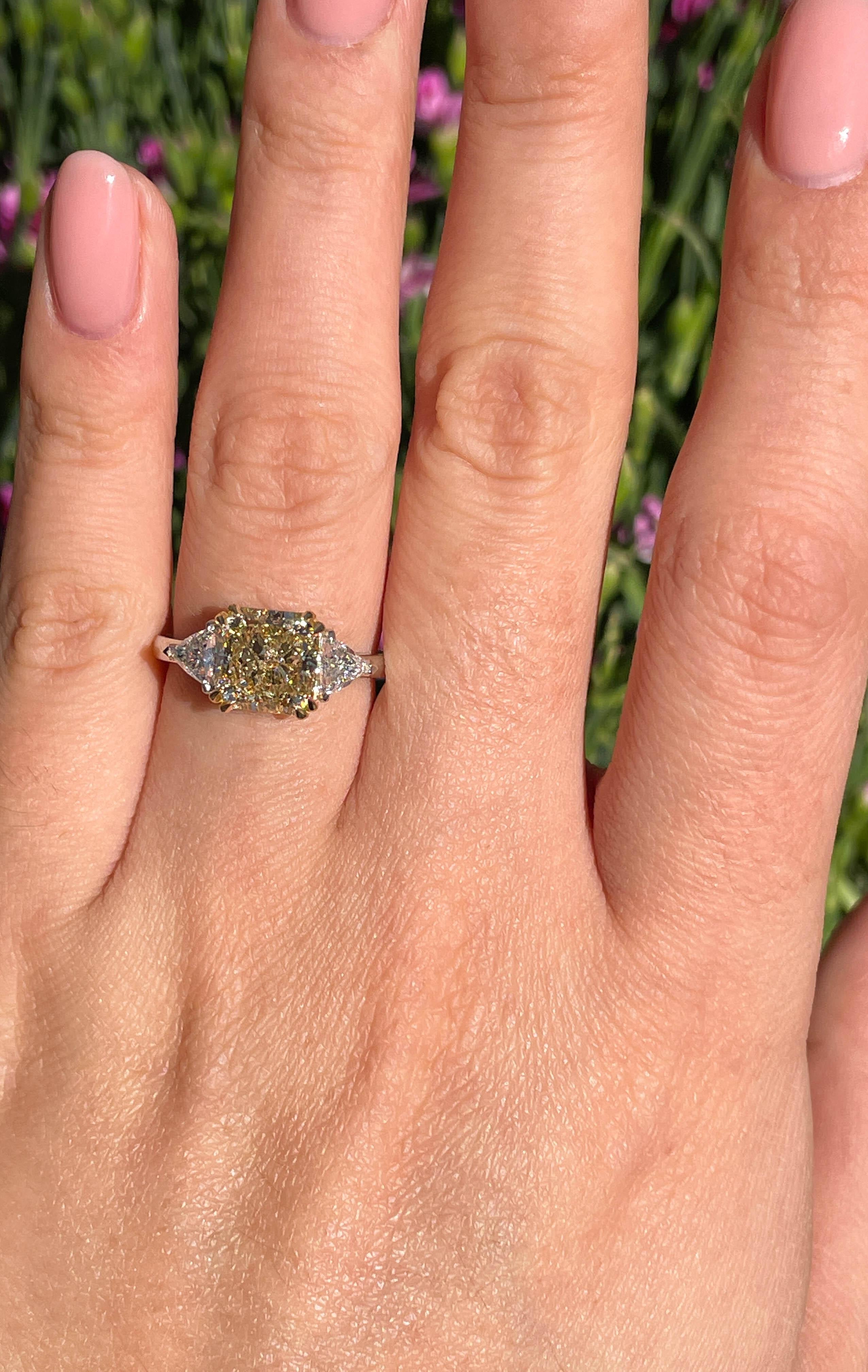 Platin-Verlobungsring, GIA 3,68 Karat Nachlass Fancy Gelber strahlender 3 Stein, Verlobungsring 3