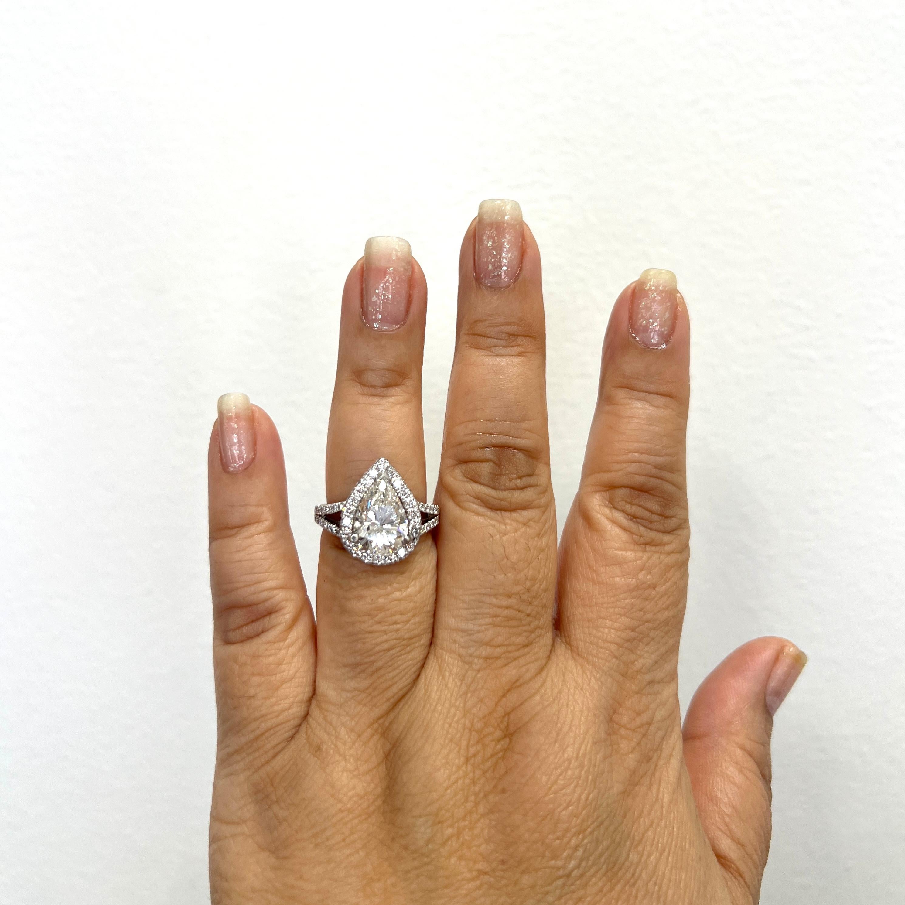 Magnifique 3,72 ct. Diamant blanc K SI en forme de poire avec des diamants blancs ronds de bonne qualité.  Fait à la main en platine.  Bague taille 7.  Livré avec un certificat GIA.