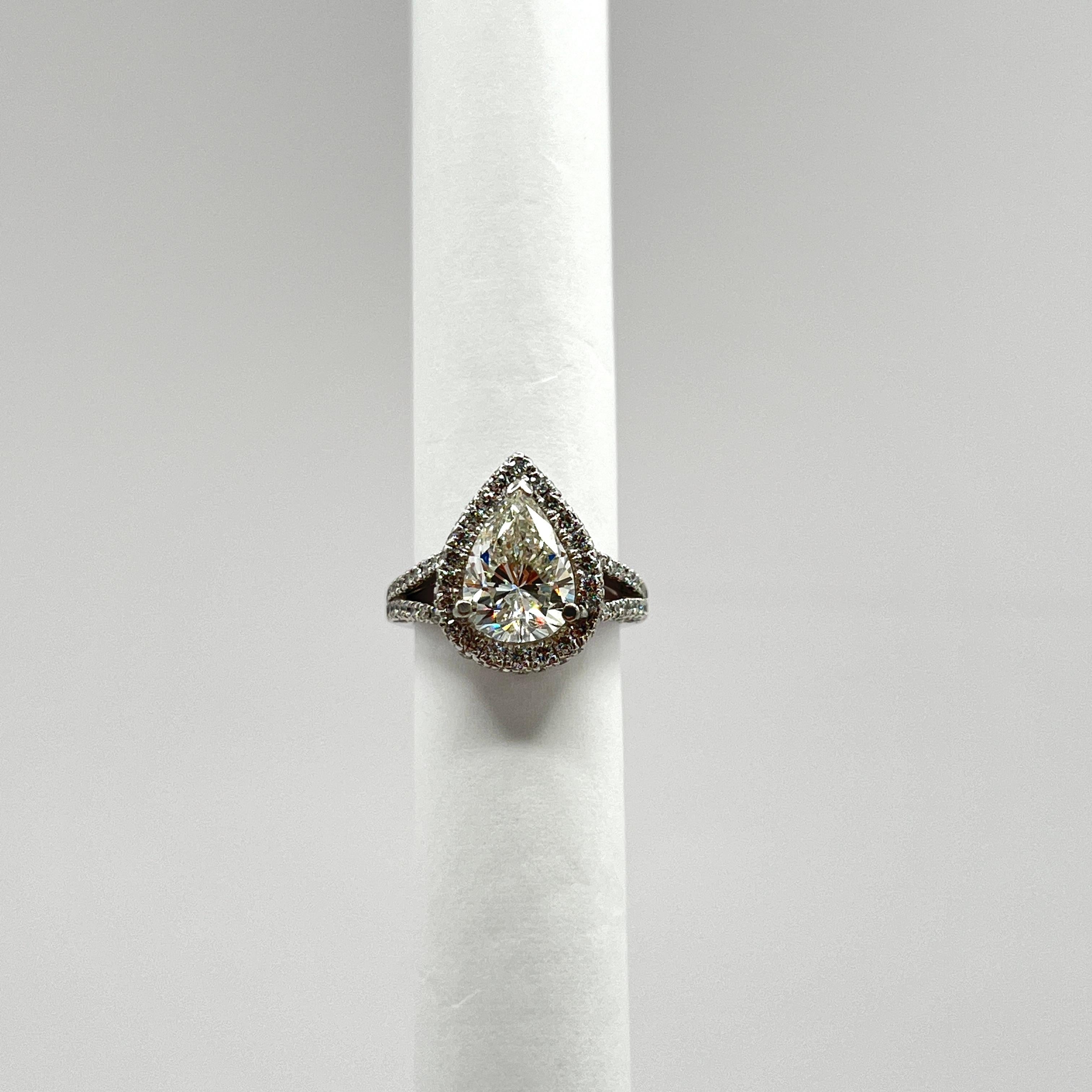 Bague en platine avec diamant en forme de poire de 3,72 carats GIA Unisexe en vente