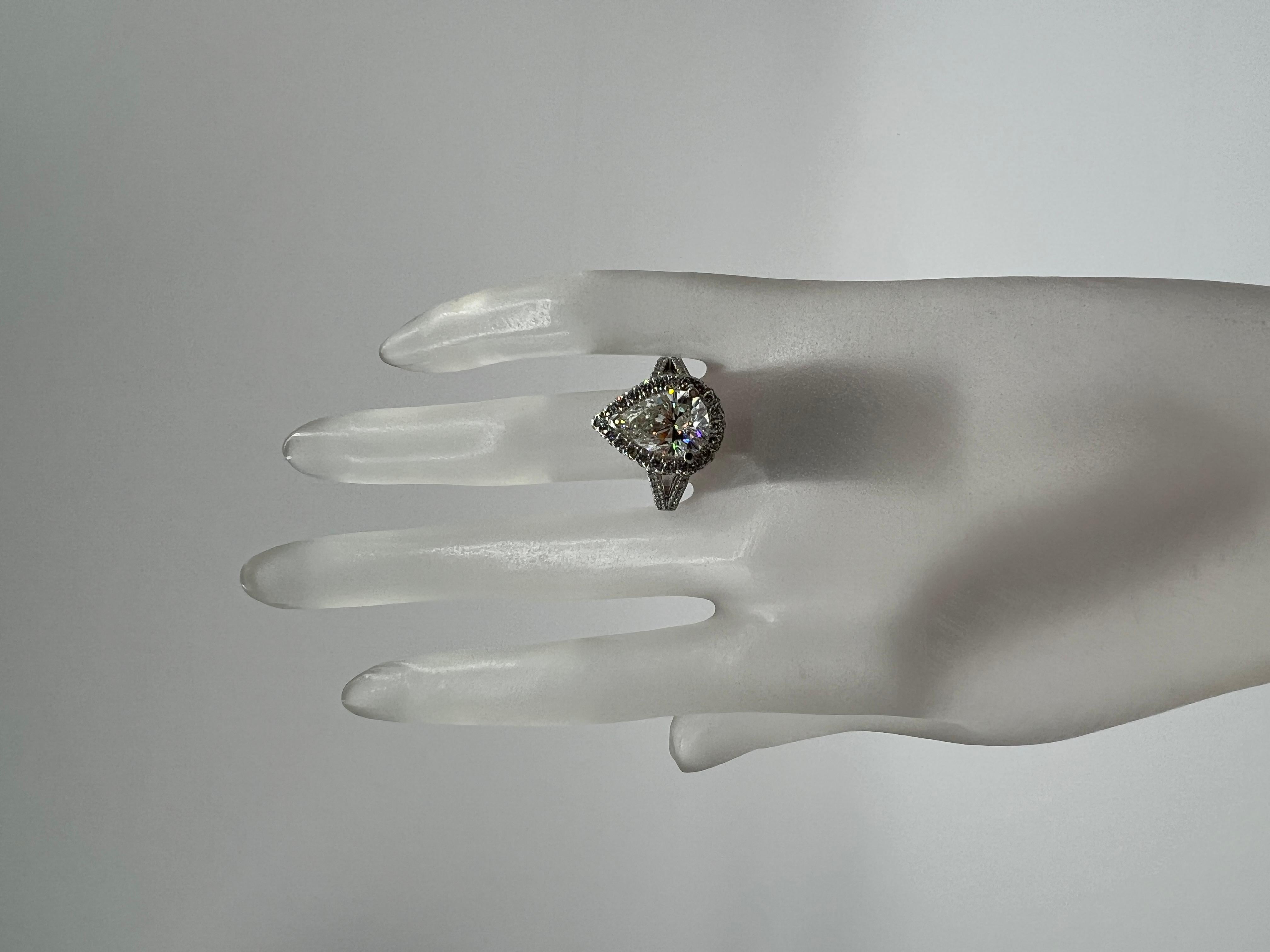 Bague en platine avec diamant en forme de poire de 3,72 carats GIA en vente 2