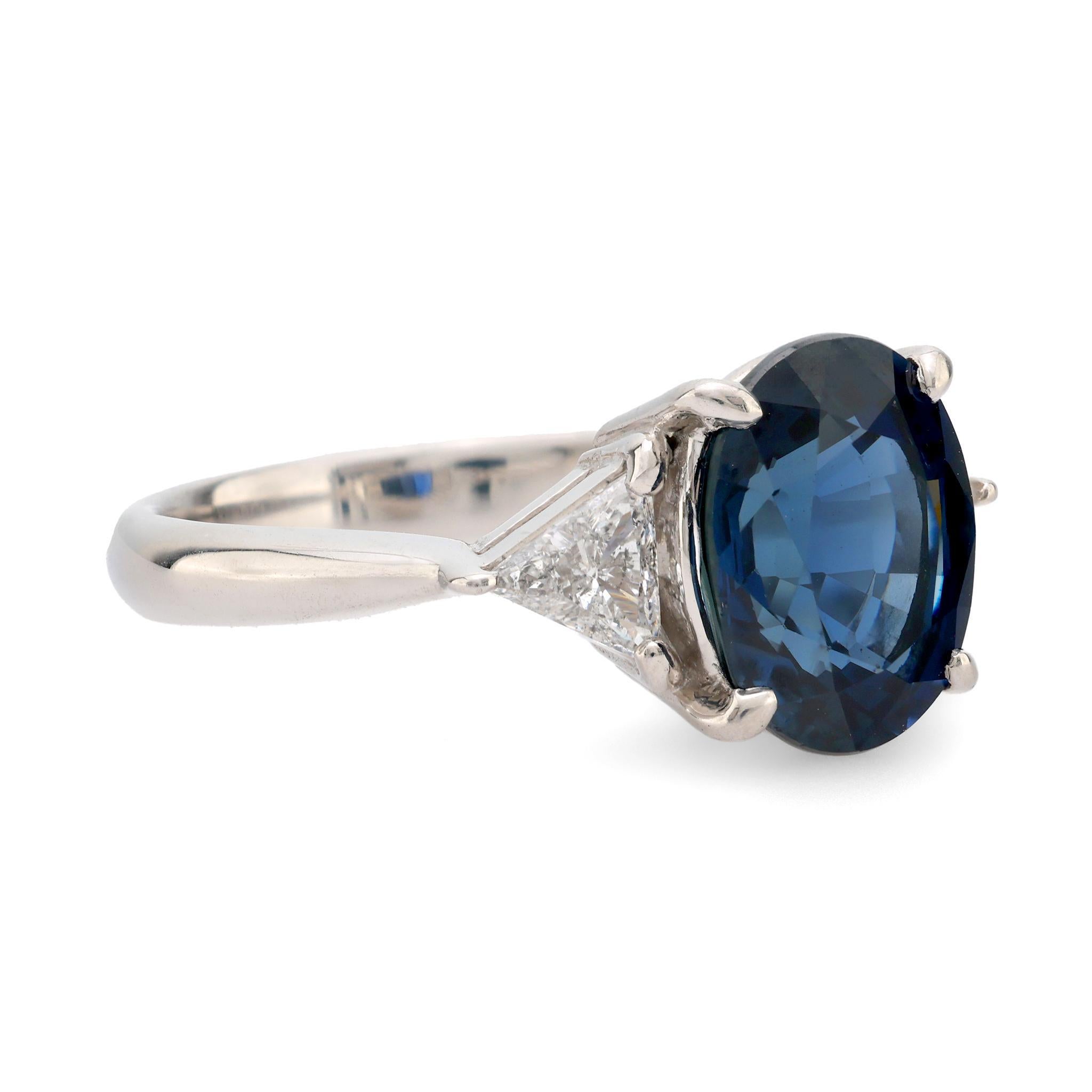 Platinring mit drei Steinen, GIA 3.77 Karat, kein erhitzter Saphir, Diamant (Moderne)