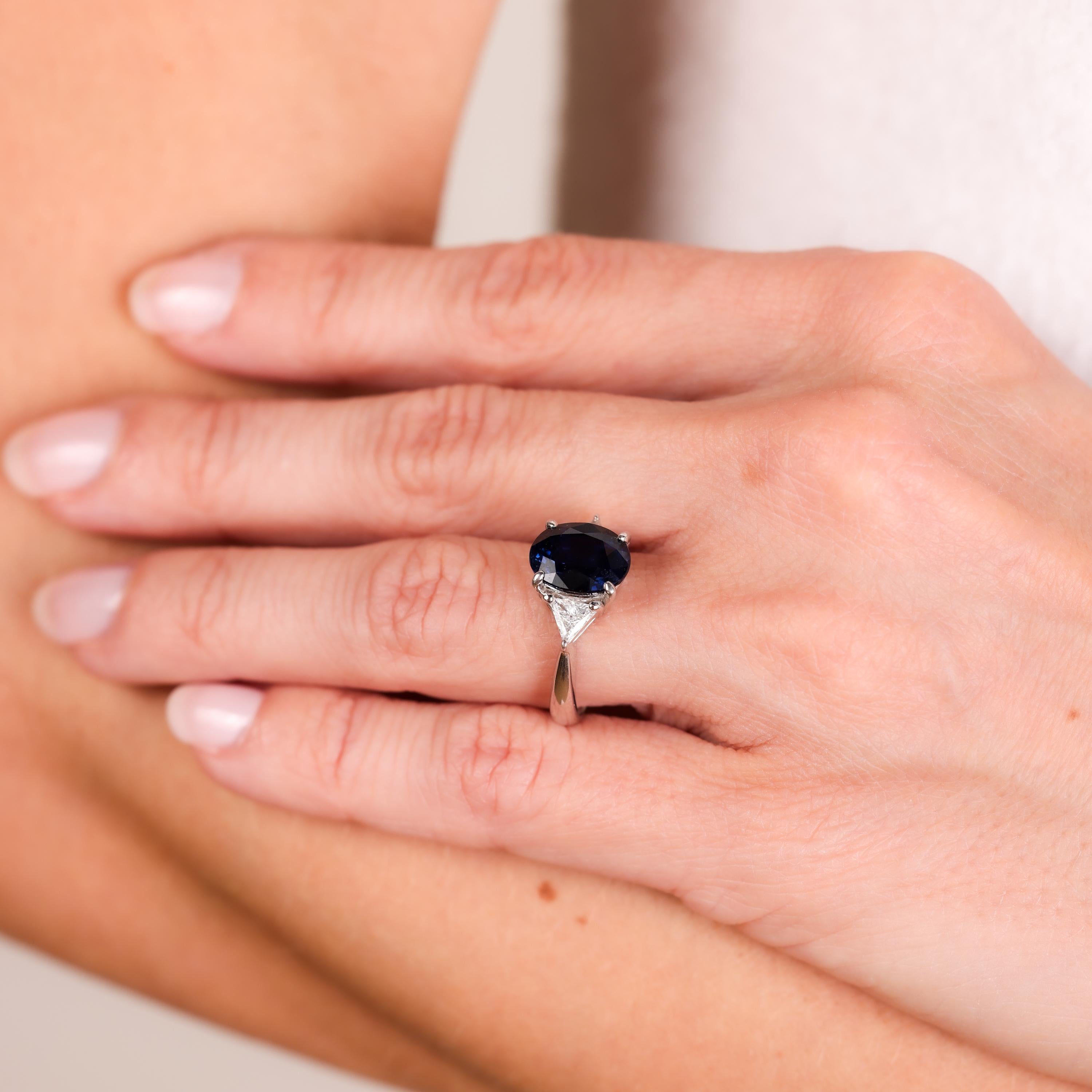 Platinring mit drei Steinen, GIA 3.77 Karat, kein erhitzter Saphir, Diamant (Ovalschliff)