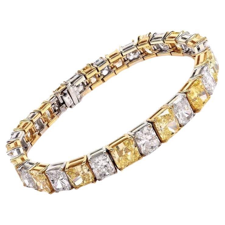 Uno straordinario ed elegante bracciale con un totale di circa 38,70 carati di giallo vivo naturale, giallo Fancy,  Giallo intenso e diamanti bianchi incolori. Questo pezzo eccezionale è una celebrazione di rara bellezza e maestria, che mette in