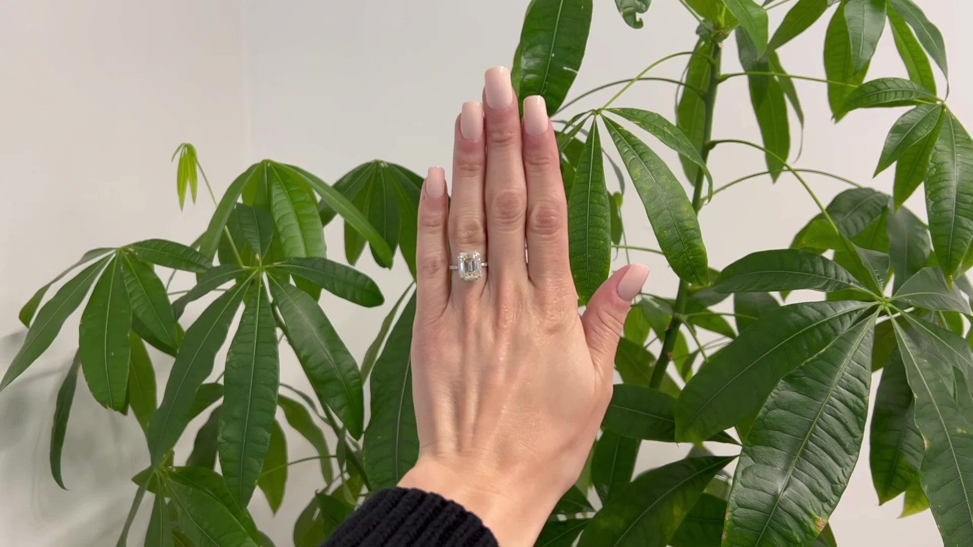 Ein GIA 3,92 Karat Smaragdschliff Diamant Pave Cut Diamantring. Mit einem GIA Smaragdschliff Diamant von 3,92 Karat, mit GIA #2221825168 begleitet, die besagt, der Diamant ist N Farbe, VS2 Klarheit. Akzentuiert durch zahlreiche Diamanten mit einem