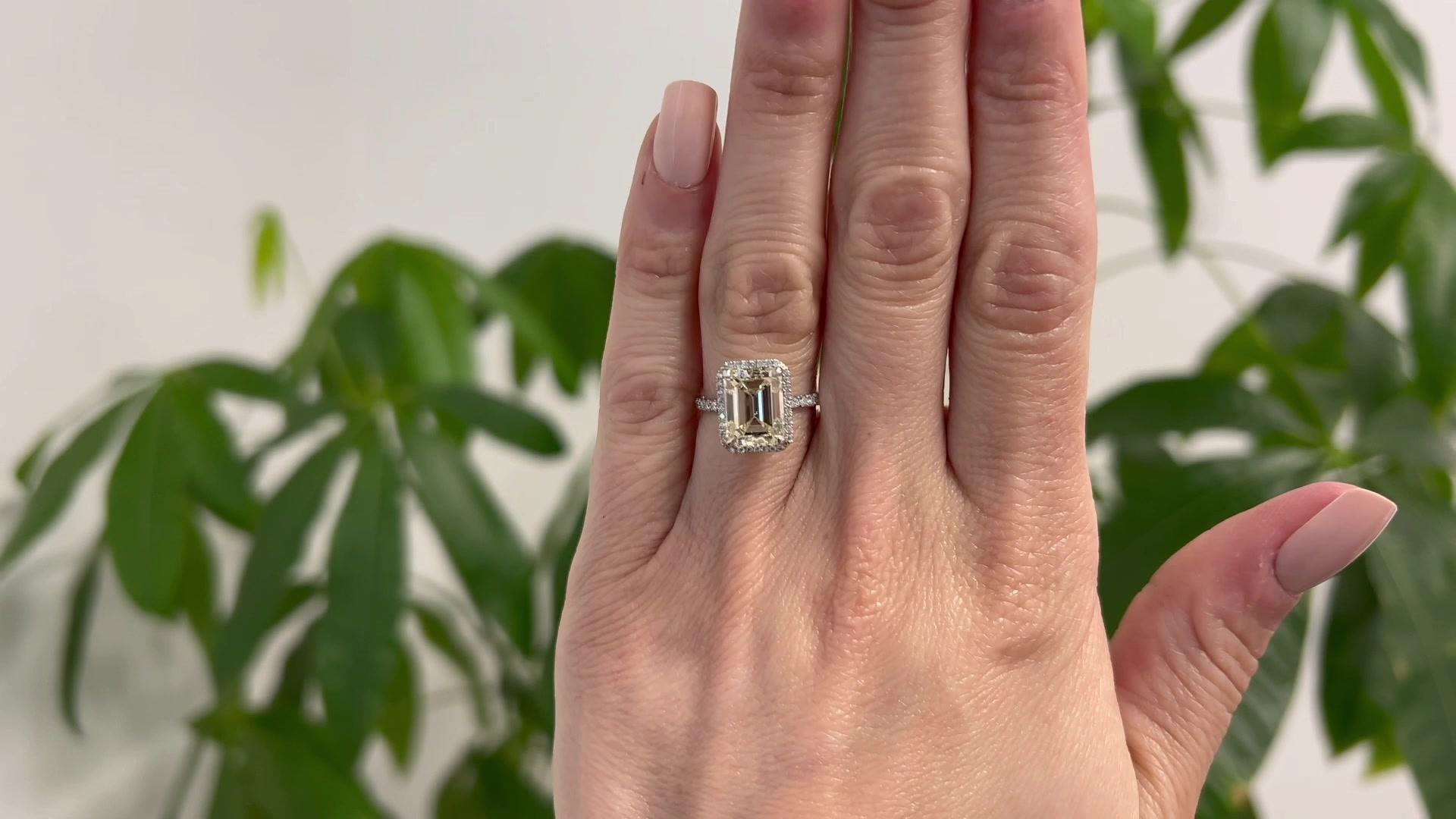 GIA 3,92 Karat Smaragdschliff Diamant Pave Cut Diamantring im Zustand „Hervorragend“ in Beverly Hills, CA