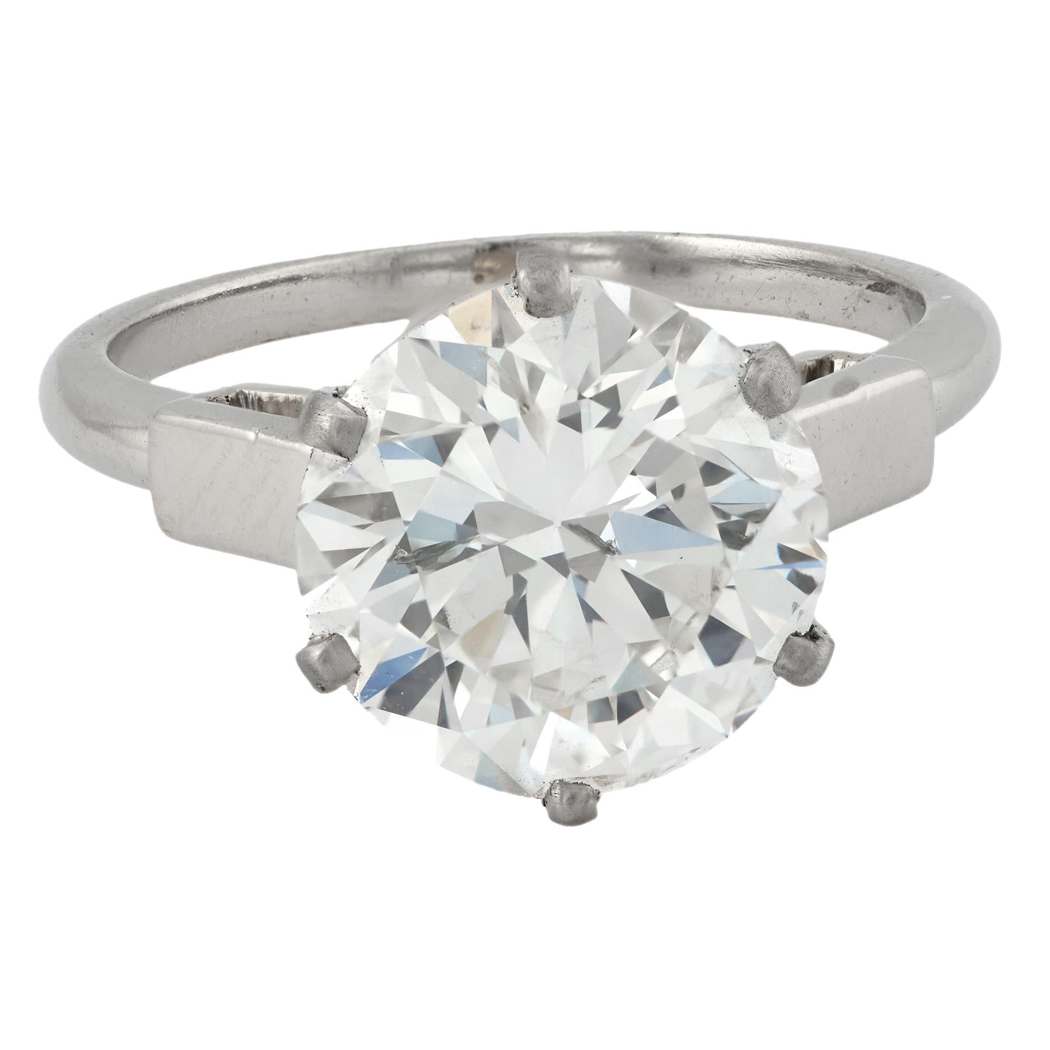 Questo anello vintage in platino mette in mostra un diamante rotondo taglio brillante da 3,98 carati, che irradia una brillantezza audace e un'eleganza senza tempo da ogni angolazione.