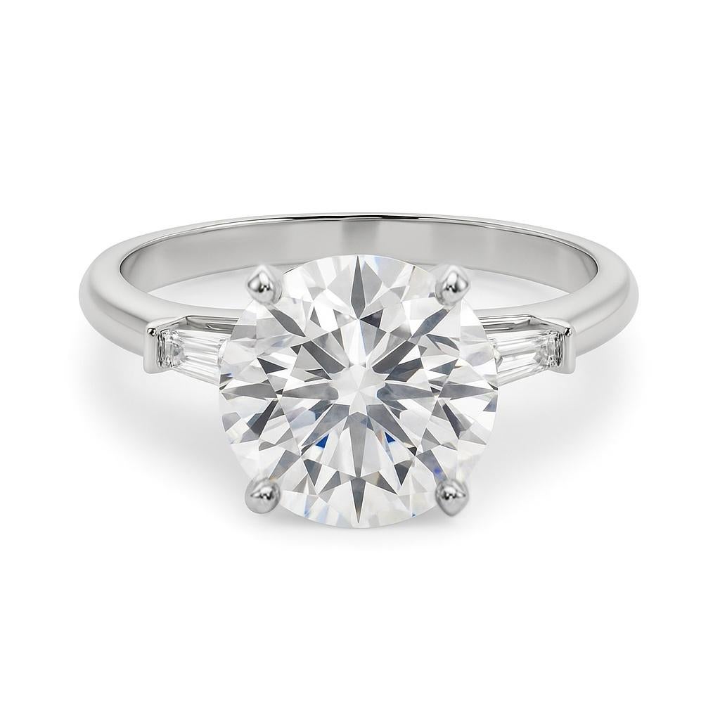 GIA 3ct Anillo de diamantes redondo de tres piedras baguette cónico de oro blanco de 18 quilates Corte redondo en venta