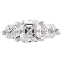 GIA Anello a tre pietre in platino con diamante taglio Asscher da 4 carati