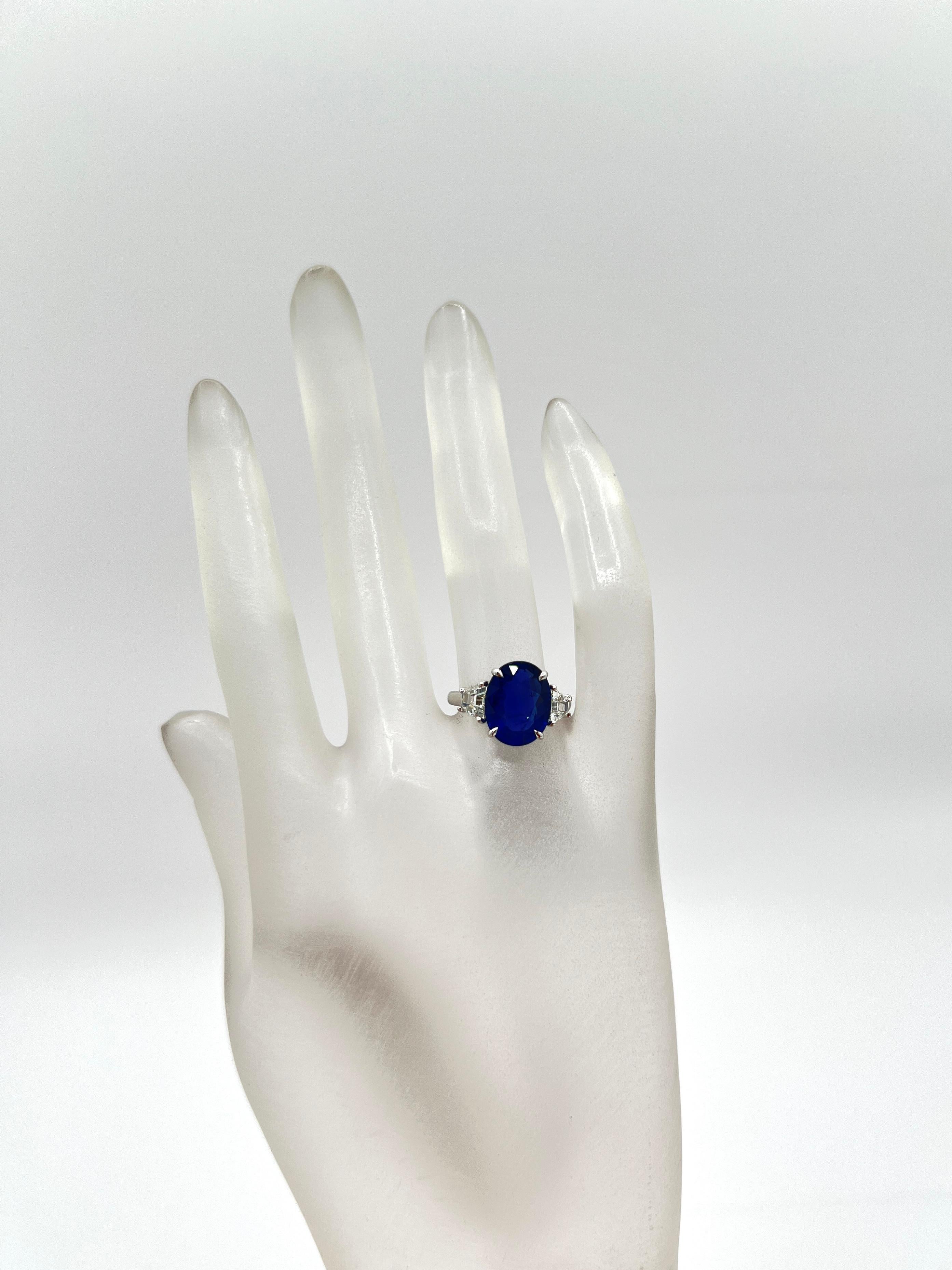 GIA Anillo de diamantes trapezoidales y zafiro azul ovalado de 4 quilates en oro blanco de 18 quilates Corte oval en venta