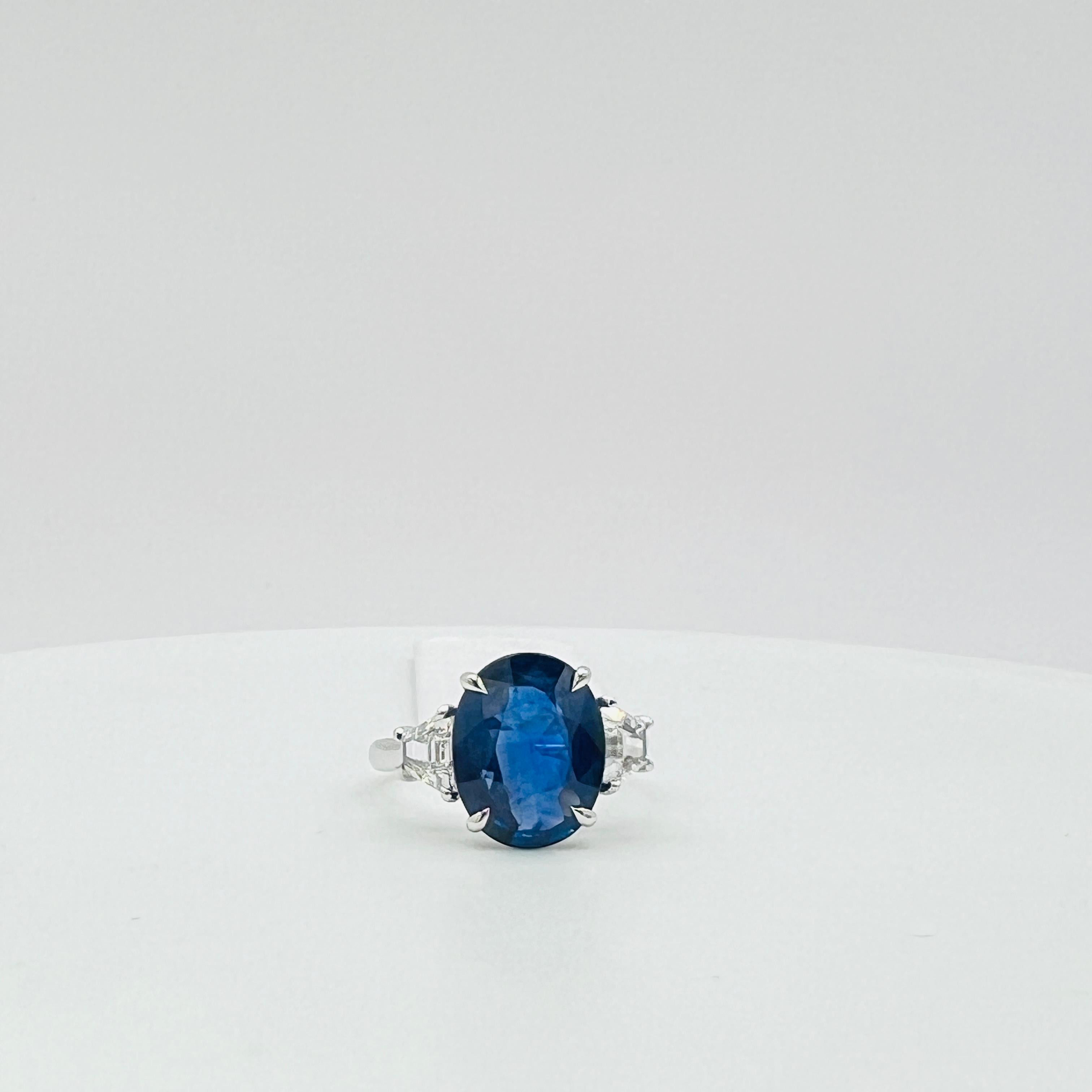 GIA Anillo de diamantes trapezoidales y zafiro azul ovalado de 4 quilates en oro blanco de 18 quilates en Nuevo estado para la venta en Los Angeles, CA