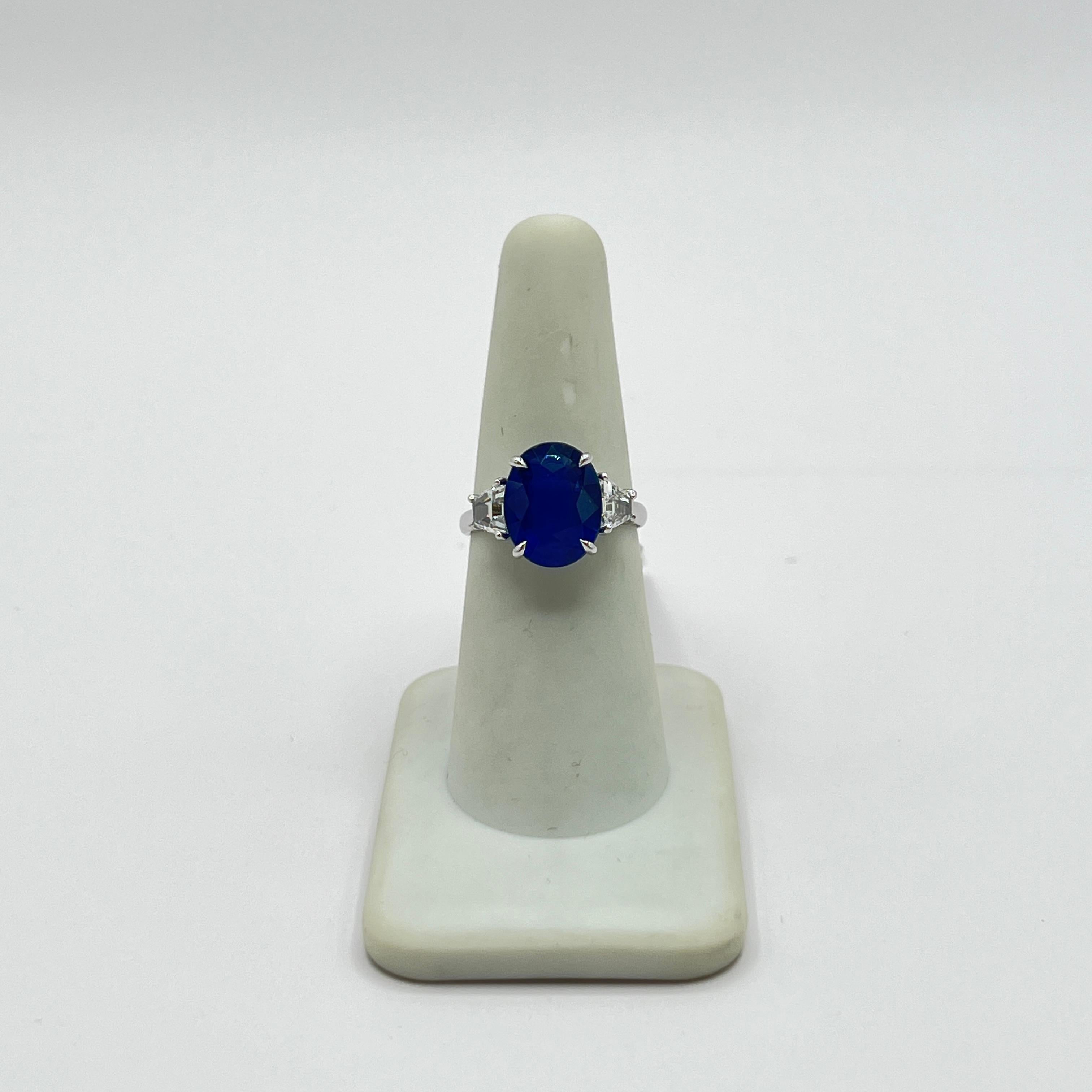 Femenino o masculino GIA Anillo de diamantes trapezoidales y zafiro azul ovalado de 4 quilates en oro blanco de 18 quilates en venta