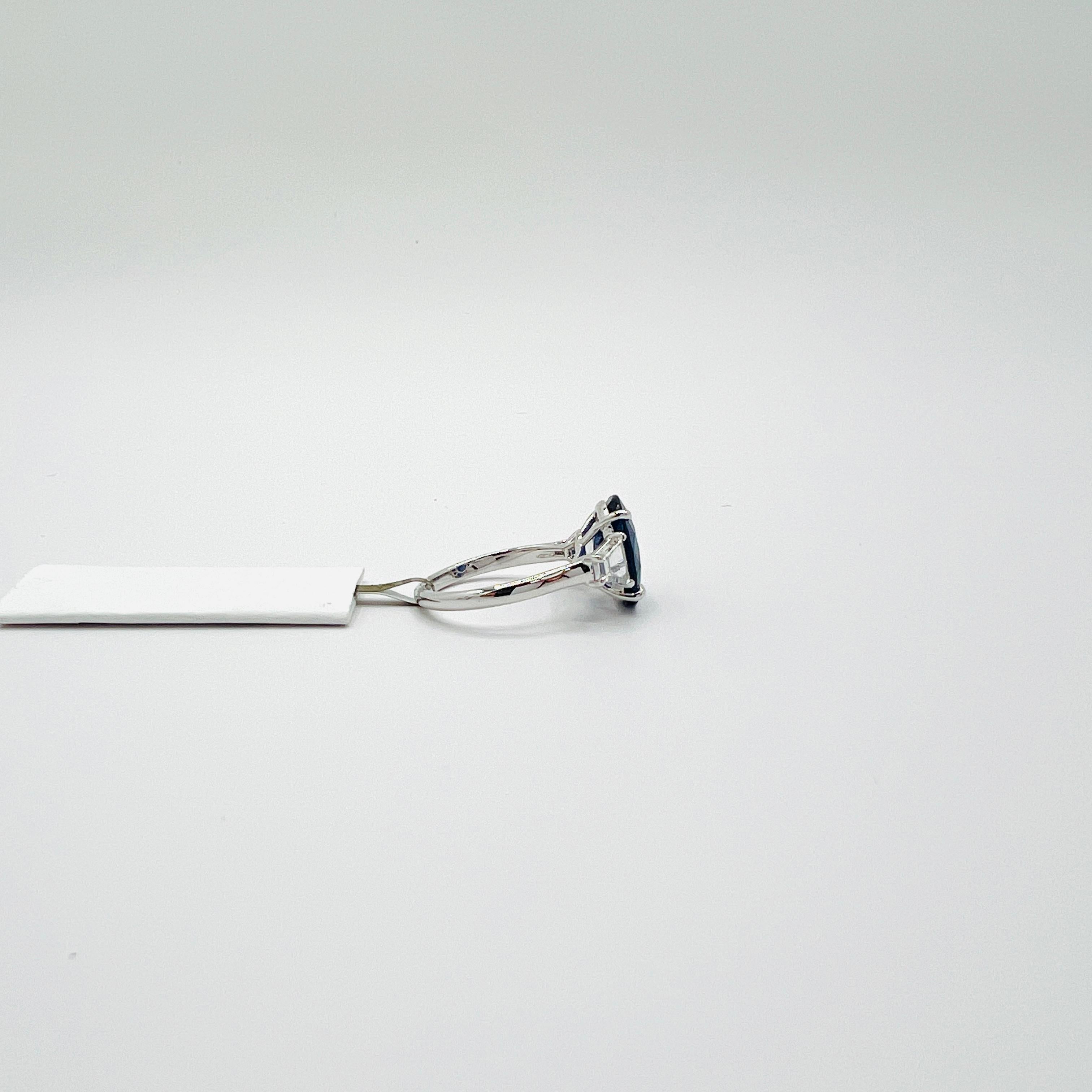GIA Anillo de diamantes trapezoidales y zafiro azul ovalado de 4 quilates en oro blanco de 18 quilates en venta 1